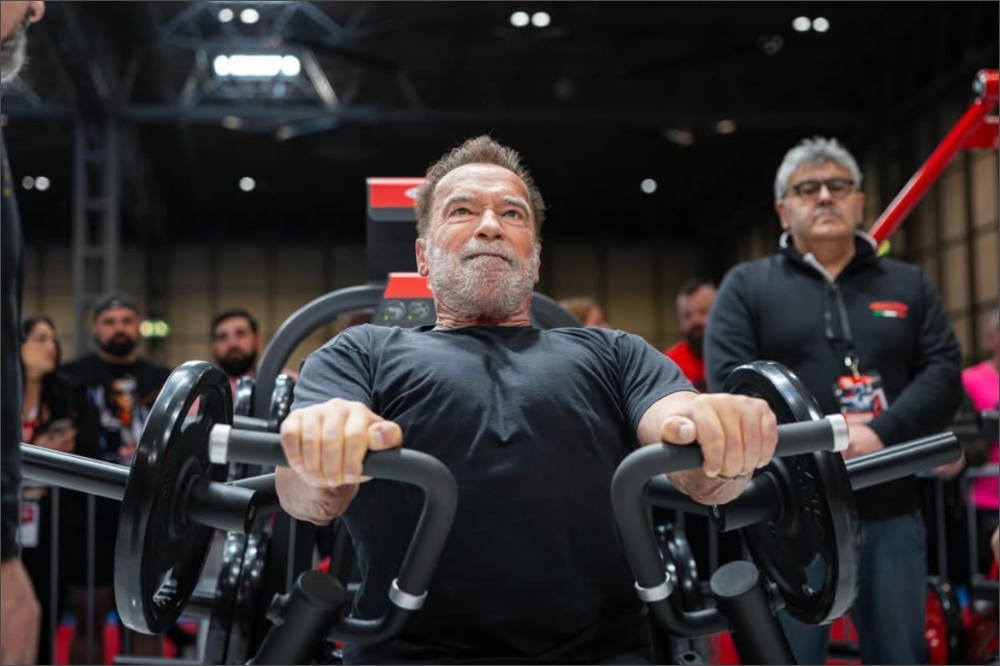 Arnold Schwarzenegger difunde frecuentemente consejos fitness y recientemente recomendó empezar con una rutina simple de 30 minutos de ejercicio tres veces por semana