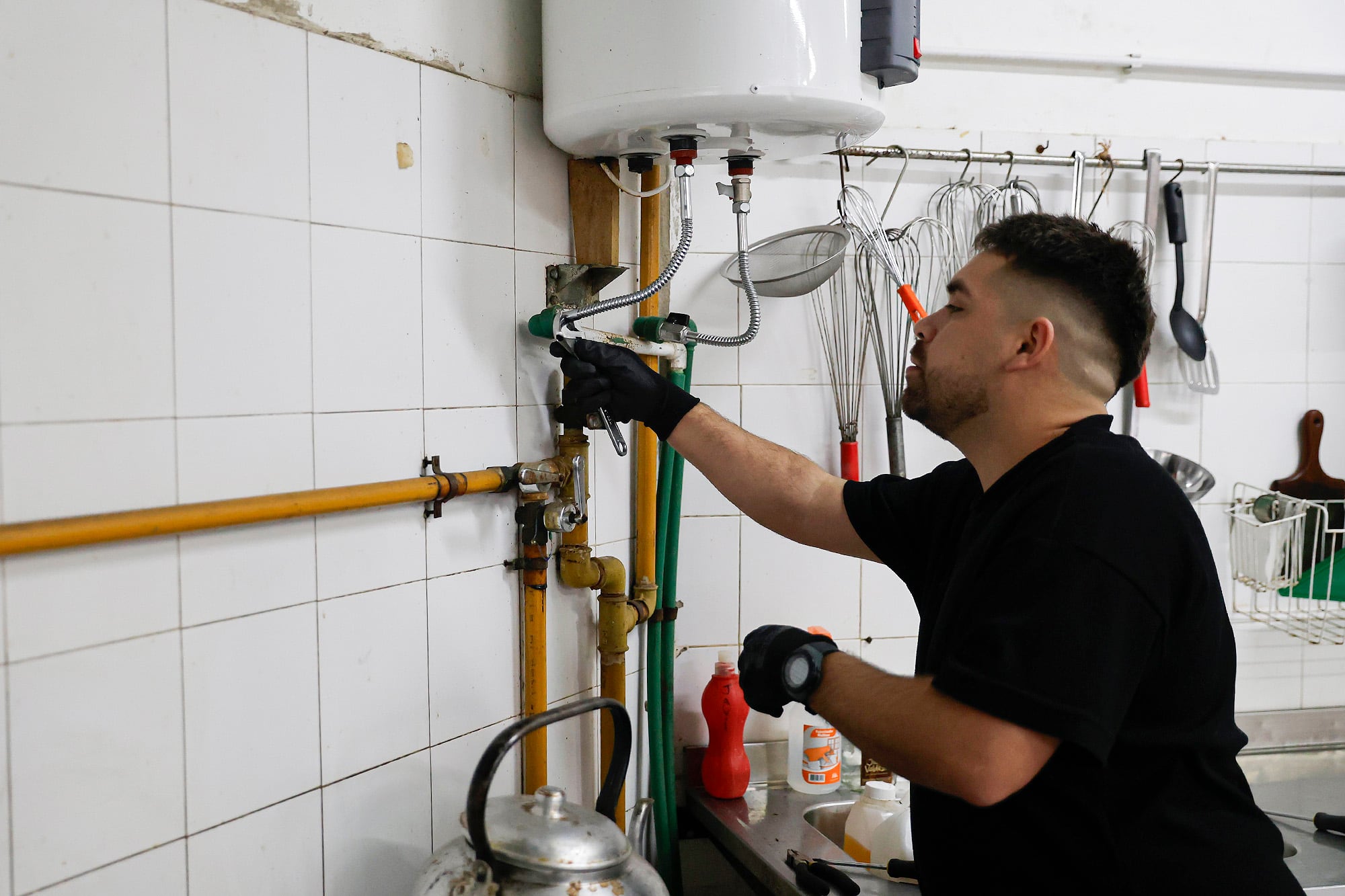 Leo (29) trabaja como ayudante de albañil y complementa sus ingresos con trabajos de plomería y arreglos domésticos