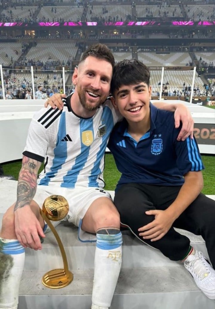 Lionel Messi y Benjamín Agüero tras la final del Mundial de Qatar