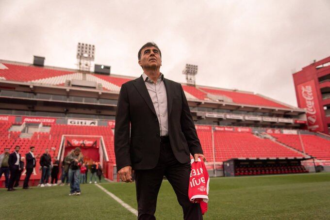 Gustavo Quinteros, el nuevo DT de Independiente, pisando el campo de juego del Rojo