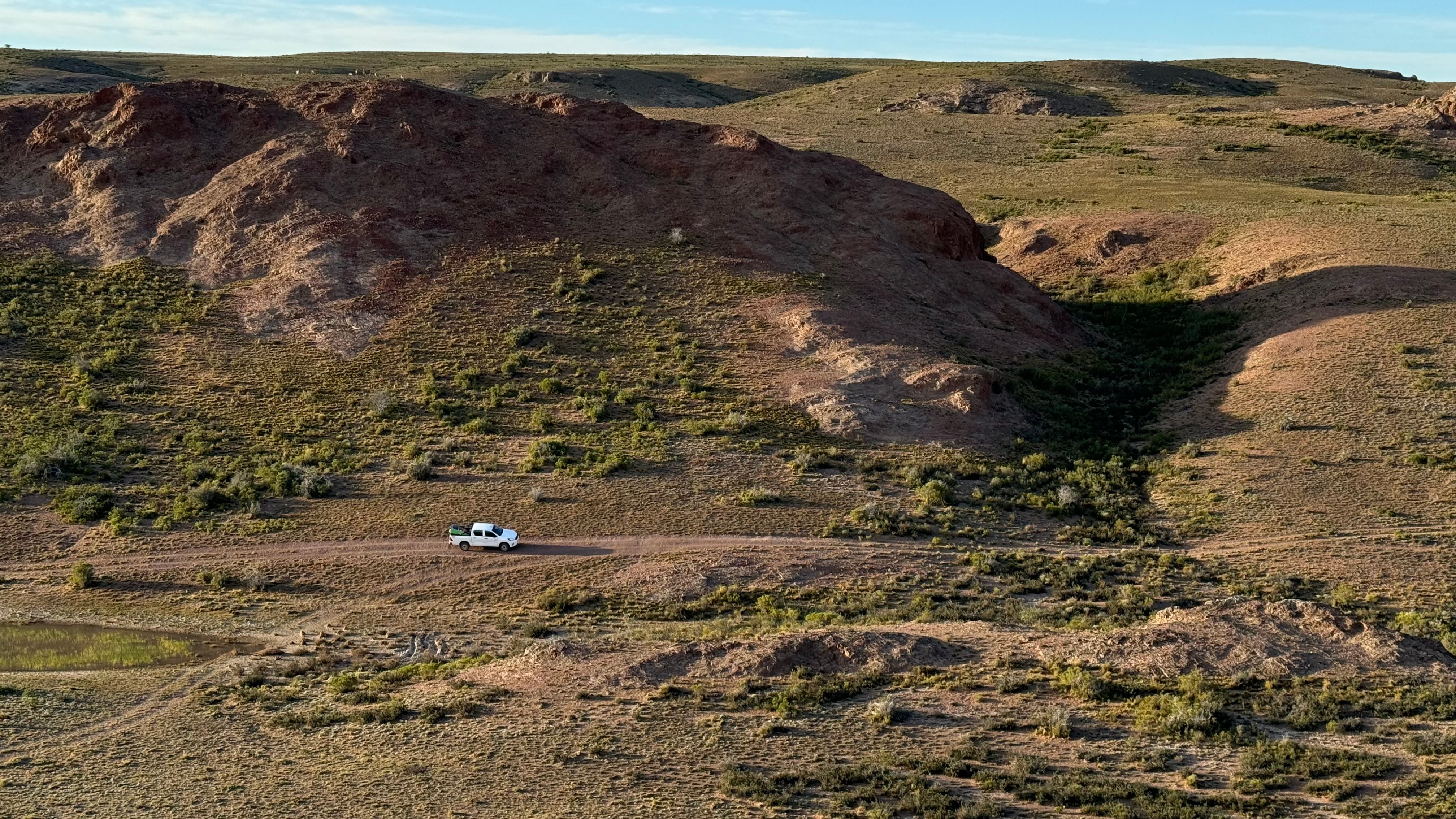 La estepa y algunas ondulaciones pronunciadas del terreno cercanas al cruce de la ría le dan vida al paisaje