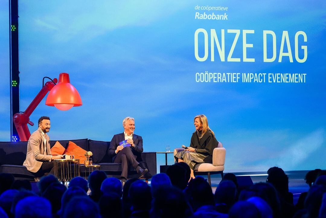 Para el evento la reina lució un look monocromático de suéter, falda y abrigo en color verde (Foto: Instagram @koninklijkhuis)