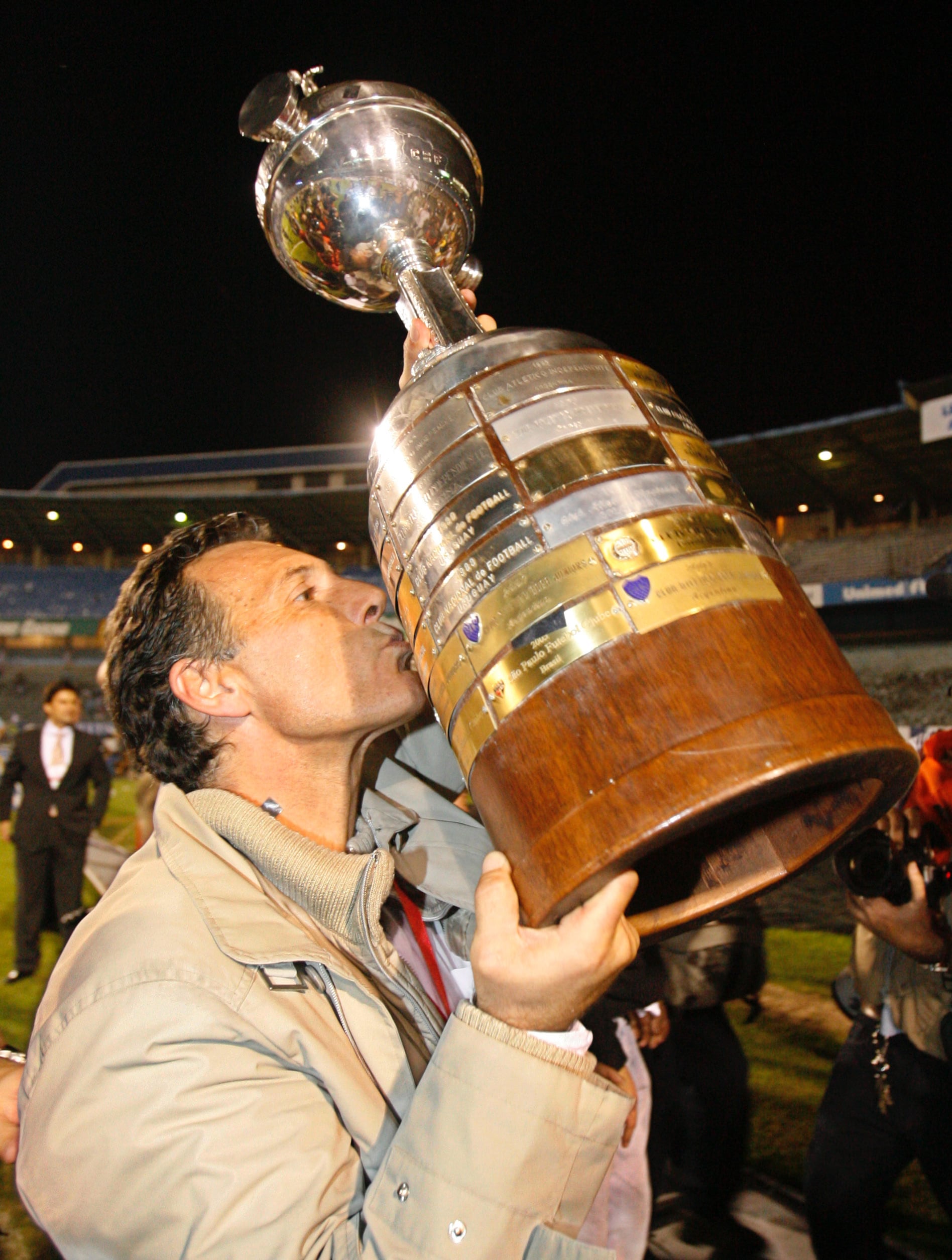 Russo besa la Copa Libertadores tras conquistarla 2007 con Boca Juniors