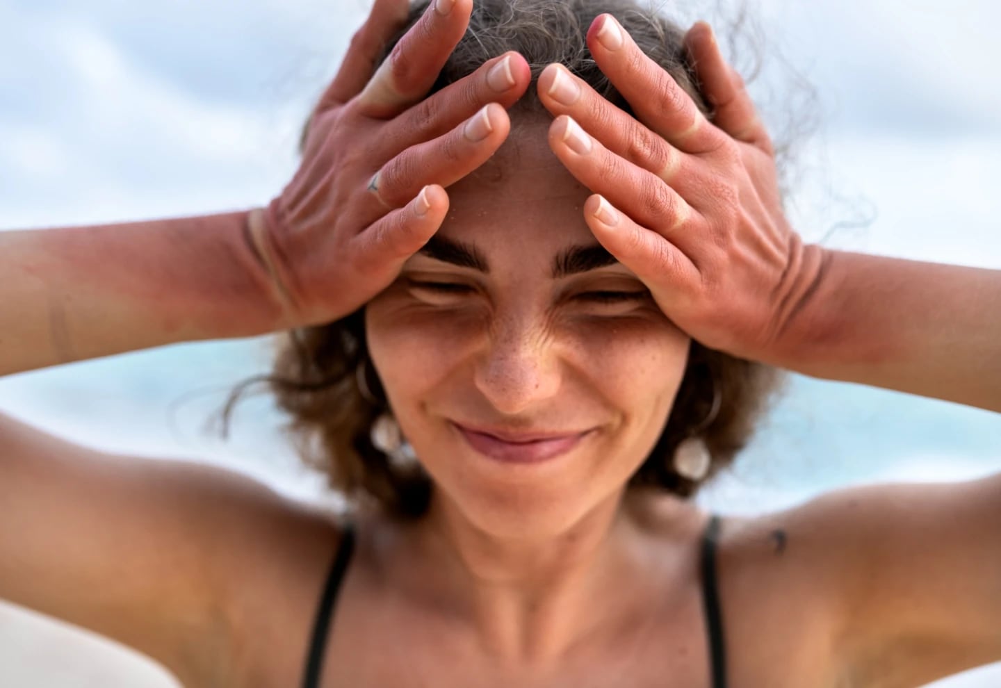 Por qué saltarse comidas o tener horarios de sueño irregulares puede ser un detonante de migraña