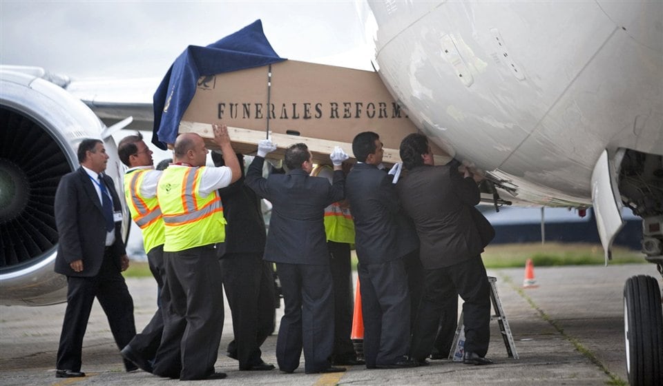 El féretro con los restos de Facundo Cabral, al ser cargado al avión mexicano que lo repatriará desde Guatemala