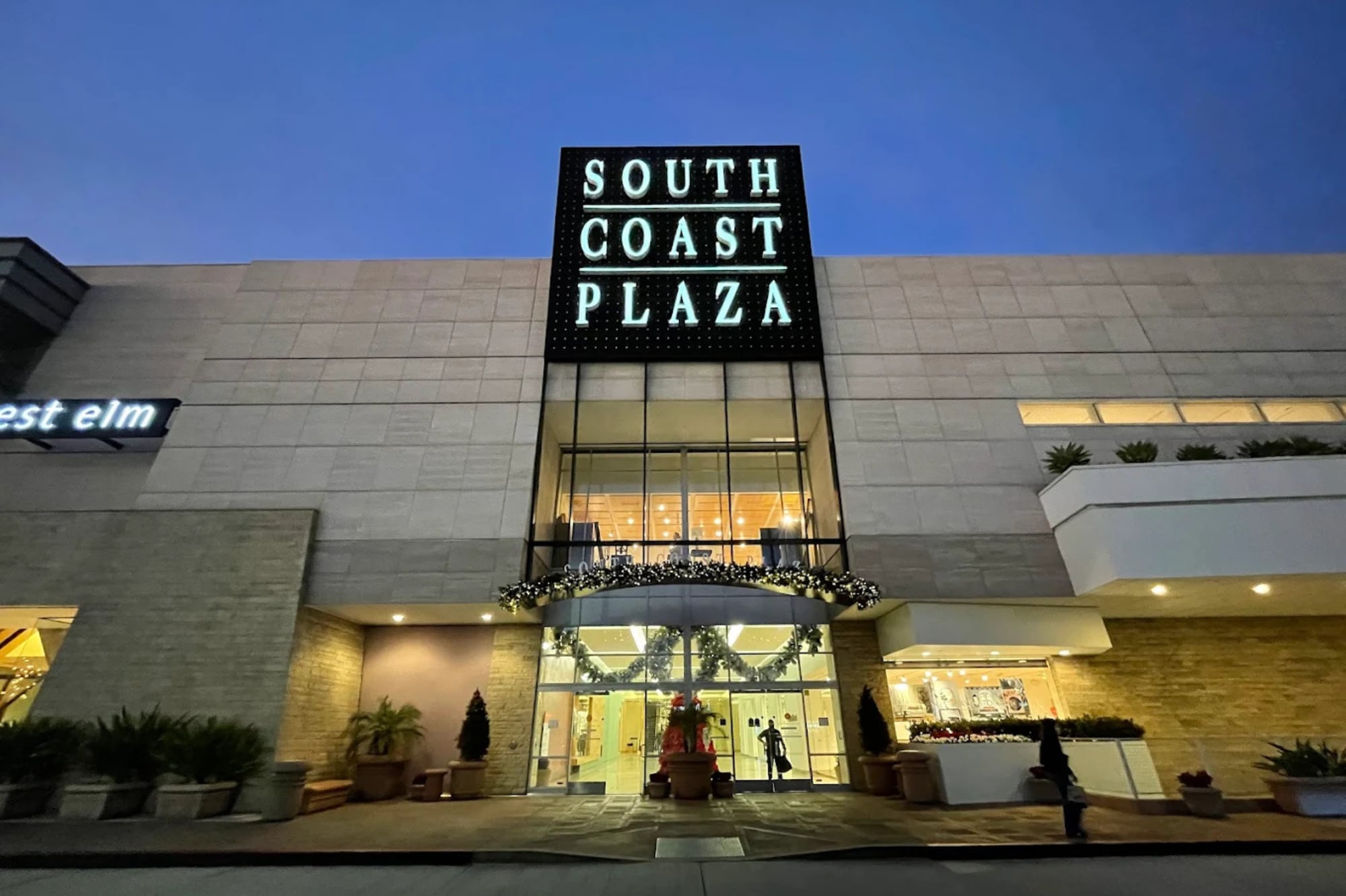 El terreno del South Coast Plaza perteneció originalmente a una plantación de habas