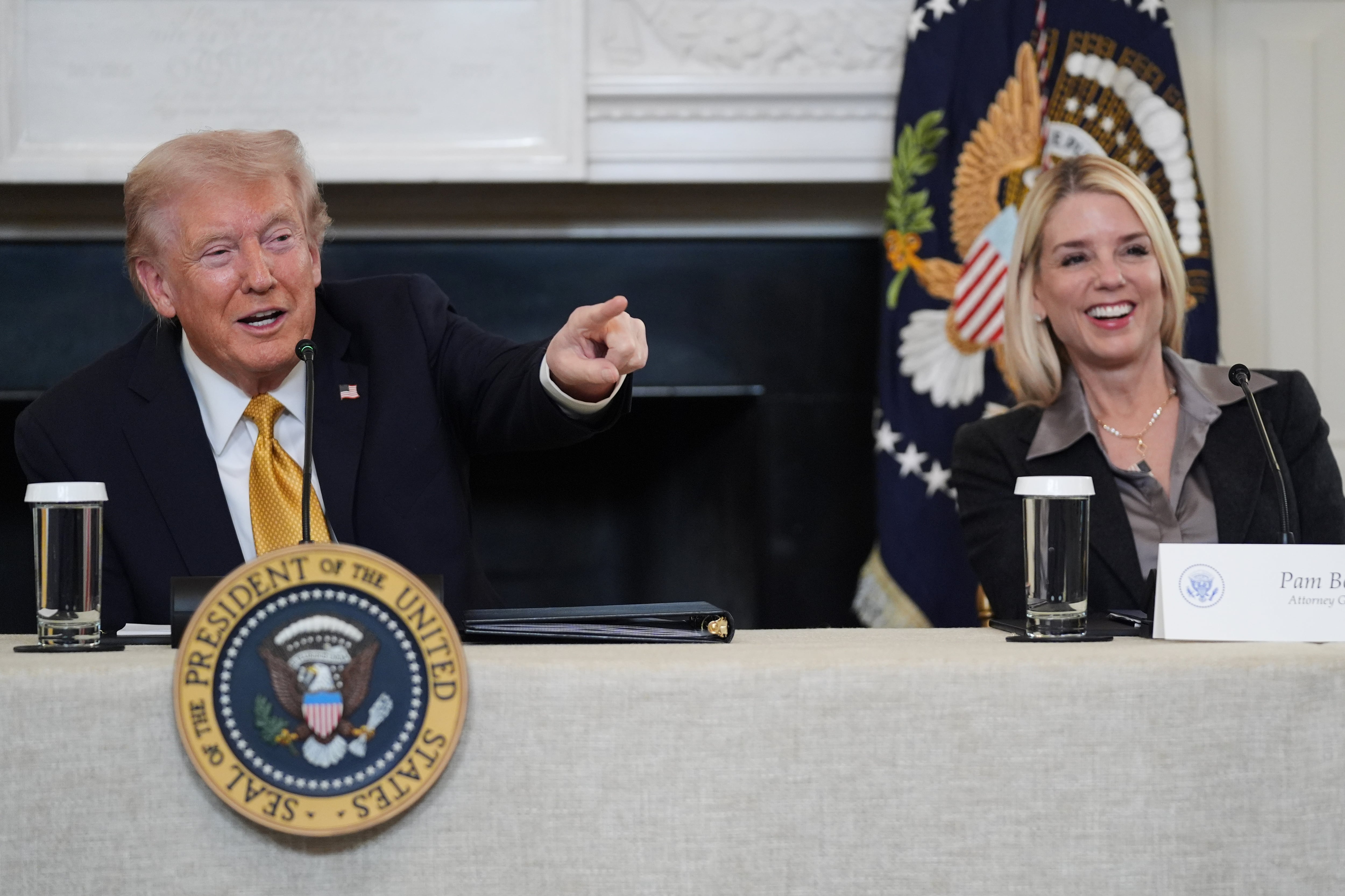 El presidente Donald Trump y la fiscal general Pam Bondi. (AP Foto/Evan Vucci)