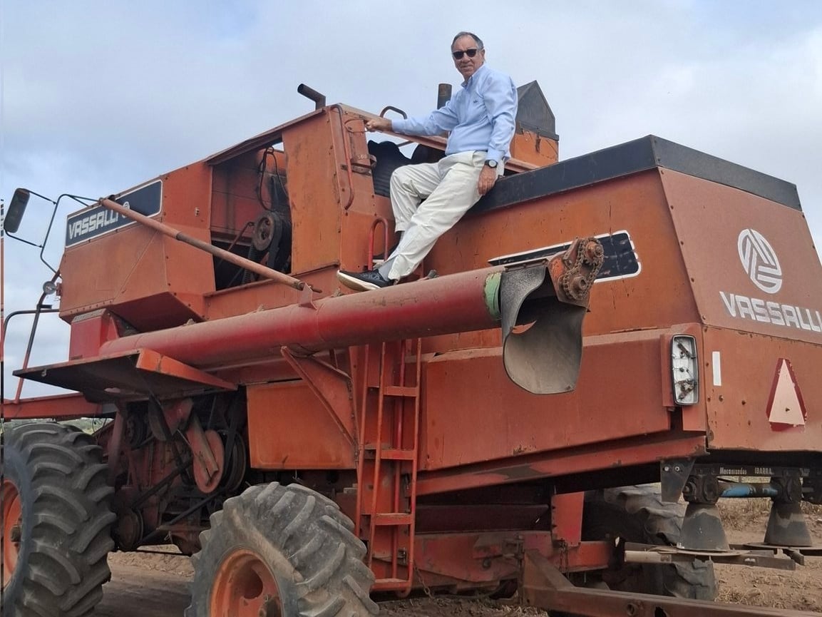 "Gracias por auxiliarnos": se encontró con una vieja cosechadora parada y como conocía todos sus secretos le devolvió la vida