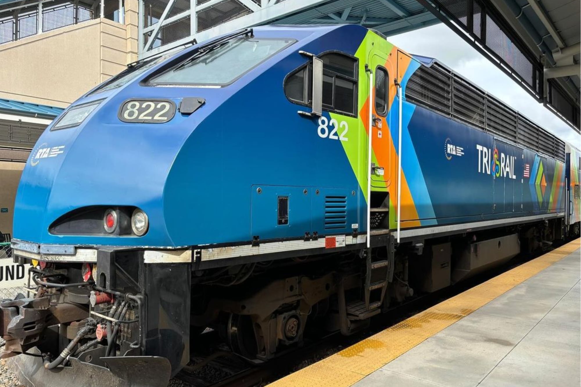 Tri-Rail, uma linha ferroviária suburbana que conecta Miami, Fort Lauderdale e West Palm Beach na Flórida, Estados Unidos