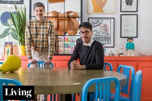 Usaron excelentes trucos deco para integrar lo nuevo y lo viejo en su departamento de 1912, joya del art nouveau argentino