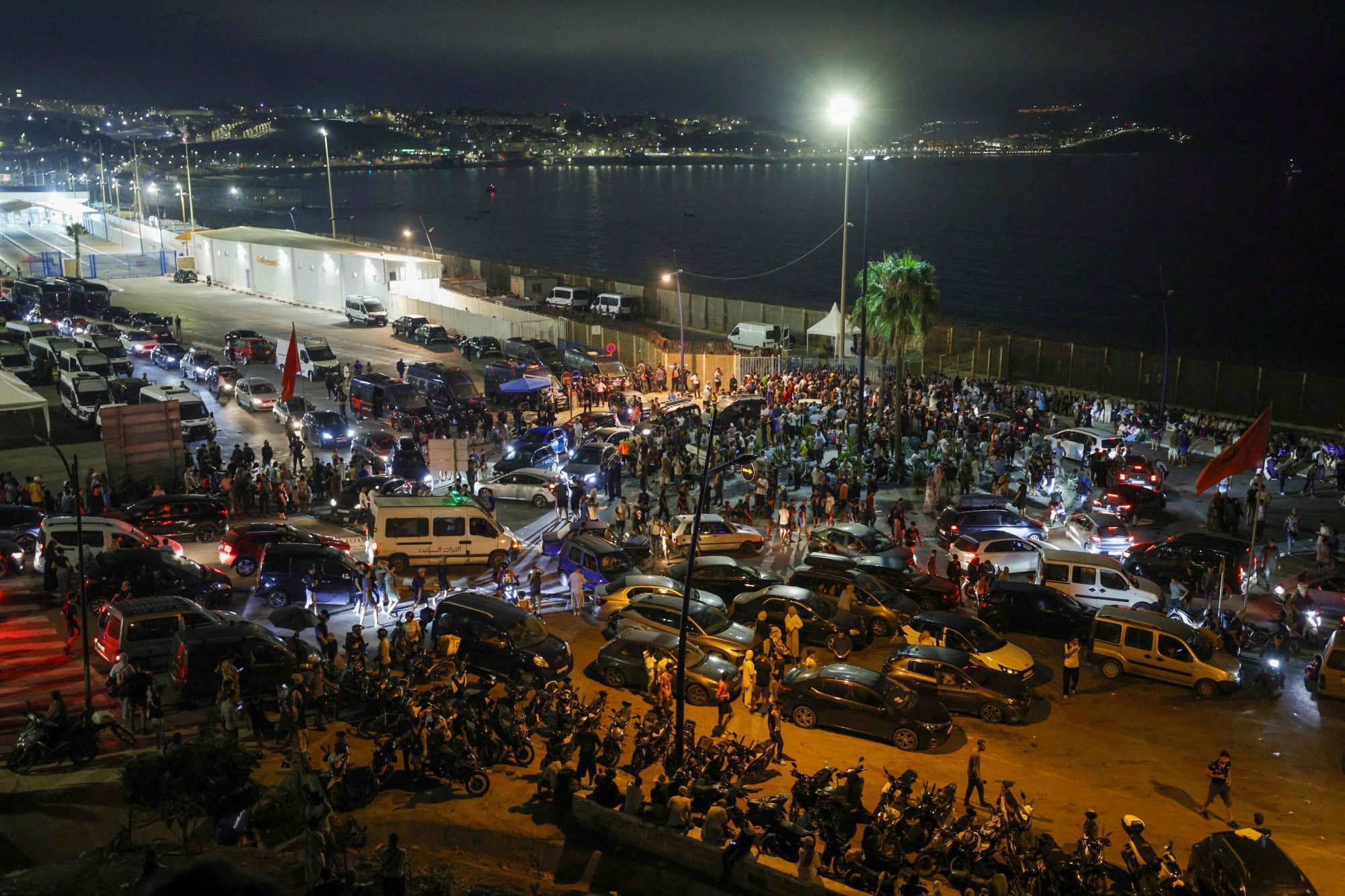 Pedro Sánchez habló de la crisis migratoria en Ceuta: “Hay mafias que trafican con seres humanos” 8 Personas se reúnen en Bab Sebta, en la frontera entre Marruecos y España —cerca del enclave español de Ceuta y de la localidad marroquí de Fnideq—, el 30 de julio de 2026. Cientos de personas convergían en la localidad marroquí de Fnideq la tarde del 30 de julio tras difundirse rumores de que se había abierto la frontera con Ceuta, según un periodista de la AFP. Previamente, España había informado de nueve fallecimientos después de que cientos de migrantes entraran en el enclave norteafricano desde Marruecos, principalmente a nado