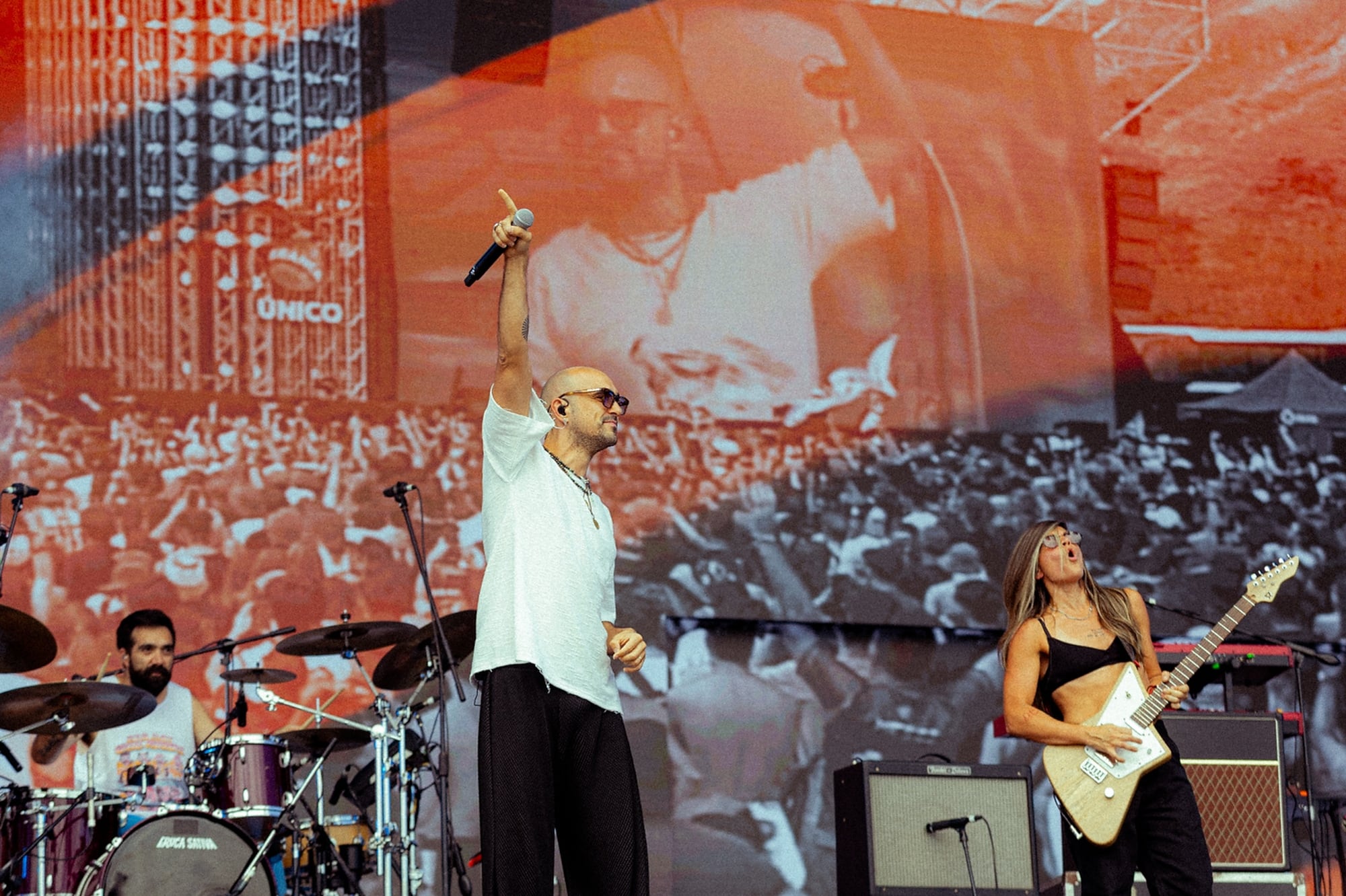 Abel Pintos como invitado de Eruca Sativa en el Cosquín Rock