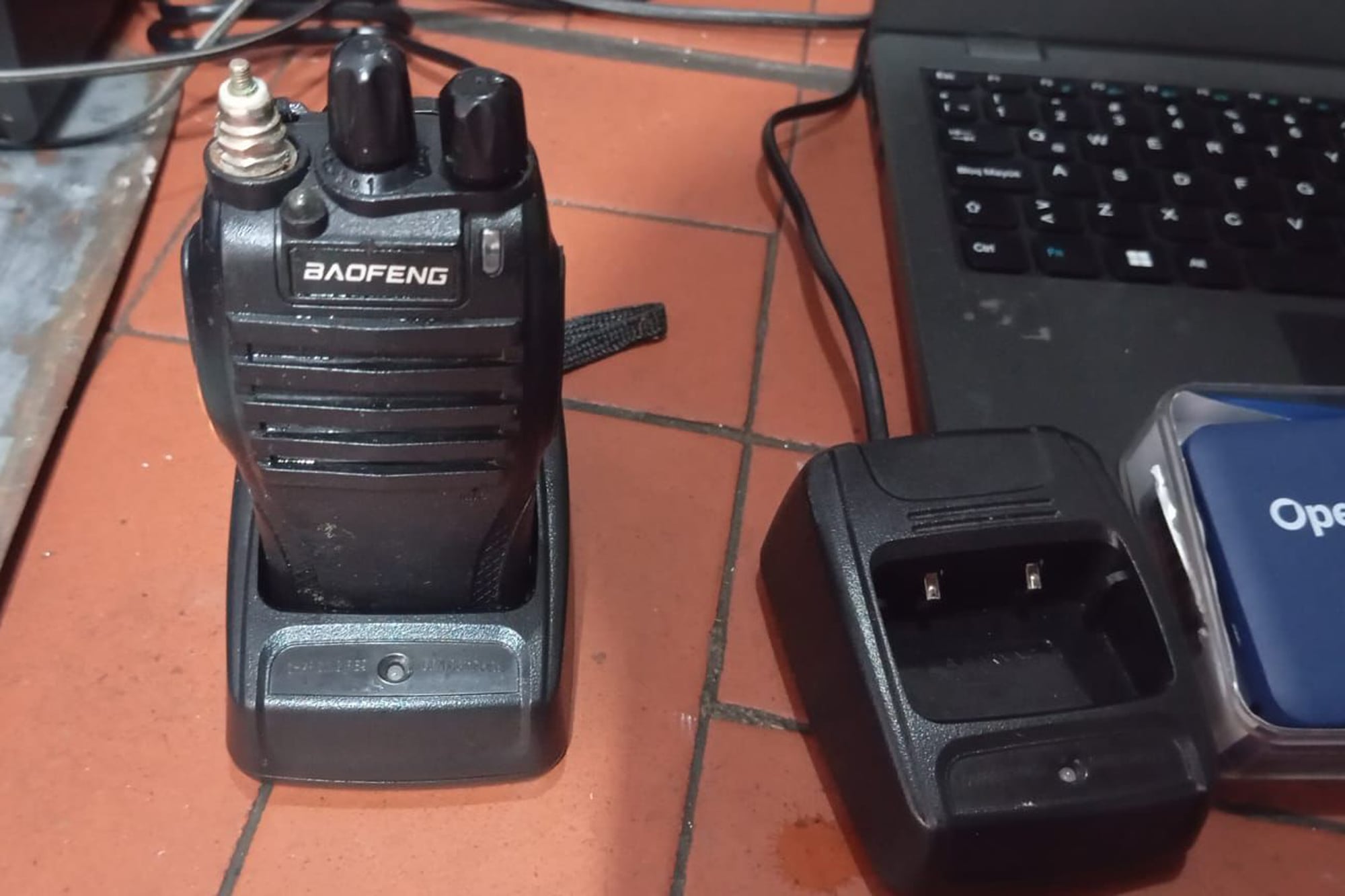 Un walkie talkie que usaban los detenidos para comunicarse (Prensa MPFCABA)
