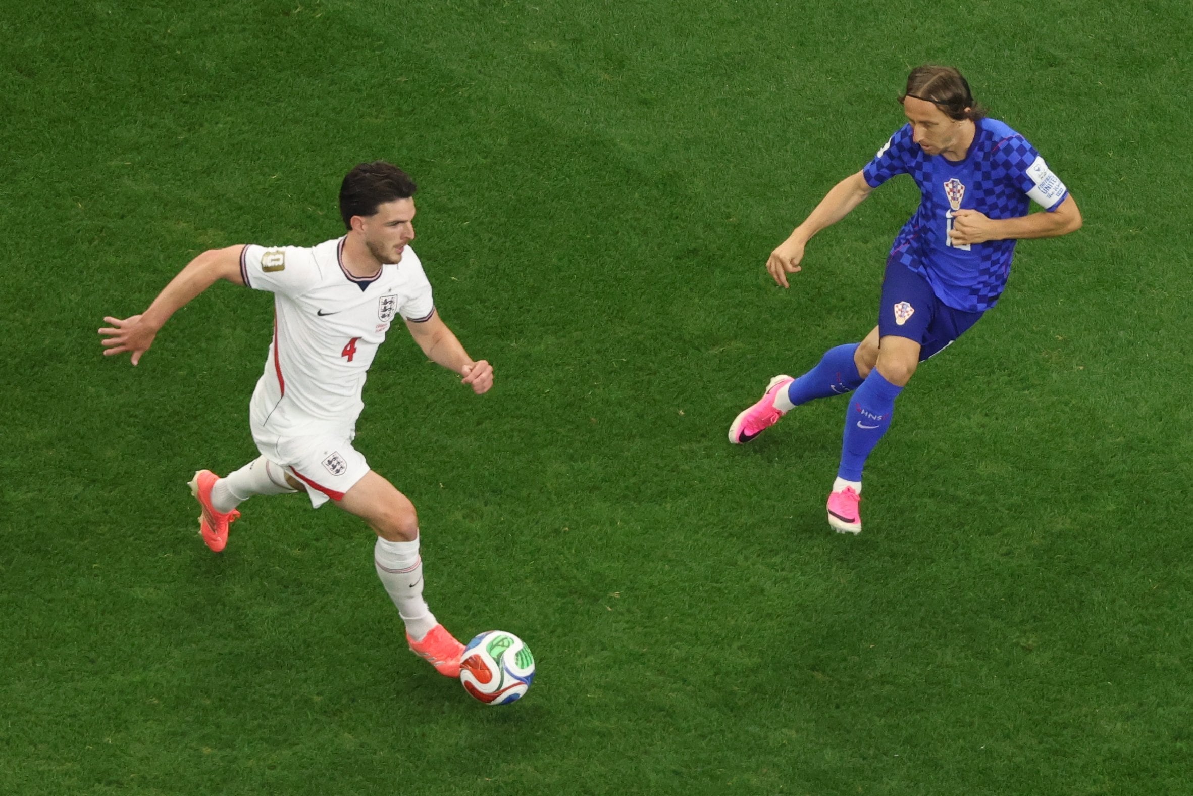 Inglaterra vs. Croacia, EN VIVO por el Mundial 2026: el minuto a minuto del partido 8 Luka Modric contra Declan Rice, que lleva la pelota