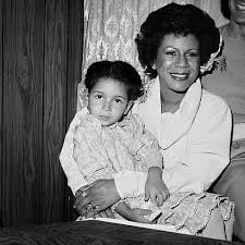 Minnie Riperton con su hija Maya Rudolph