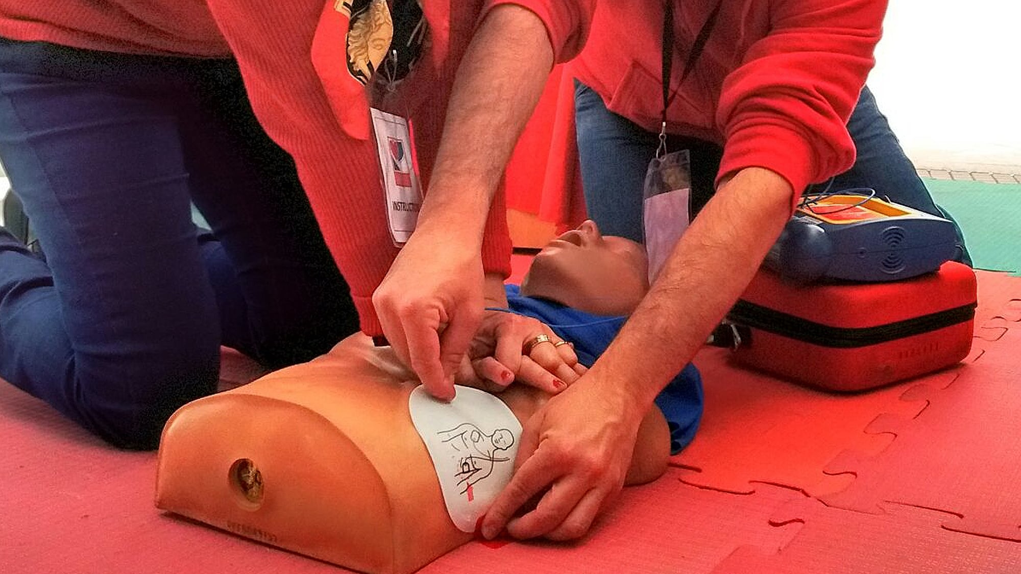 El sistema permite que cada participante reciba por correo electrónico el puntaje obtenido durante su práctica de reanimación cardiopulmonar