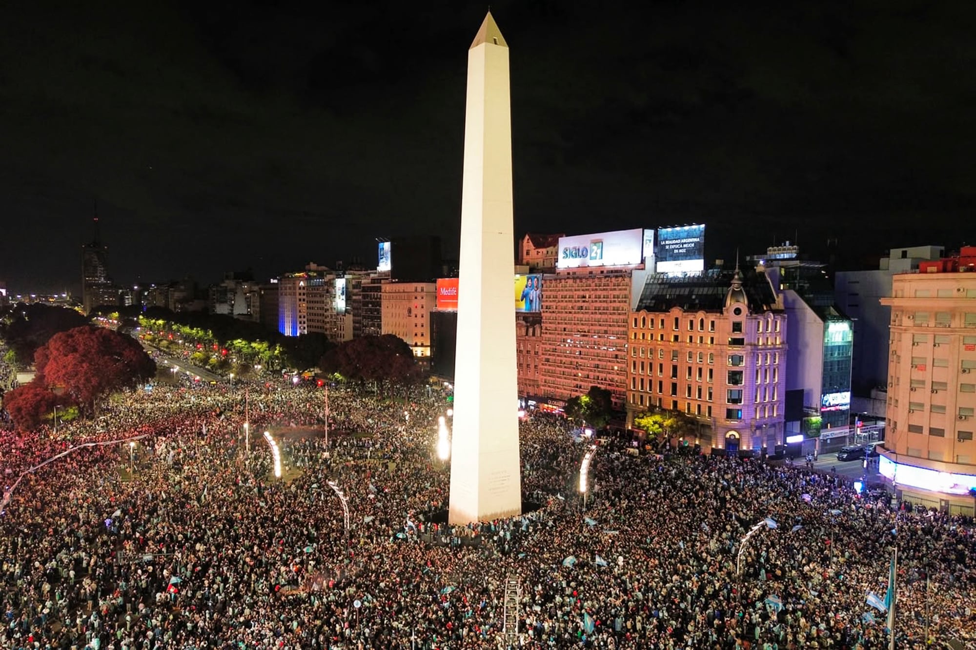Argentina a la final: el festejo va del Obelisco a los barrios porteños con la misma pasión