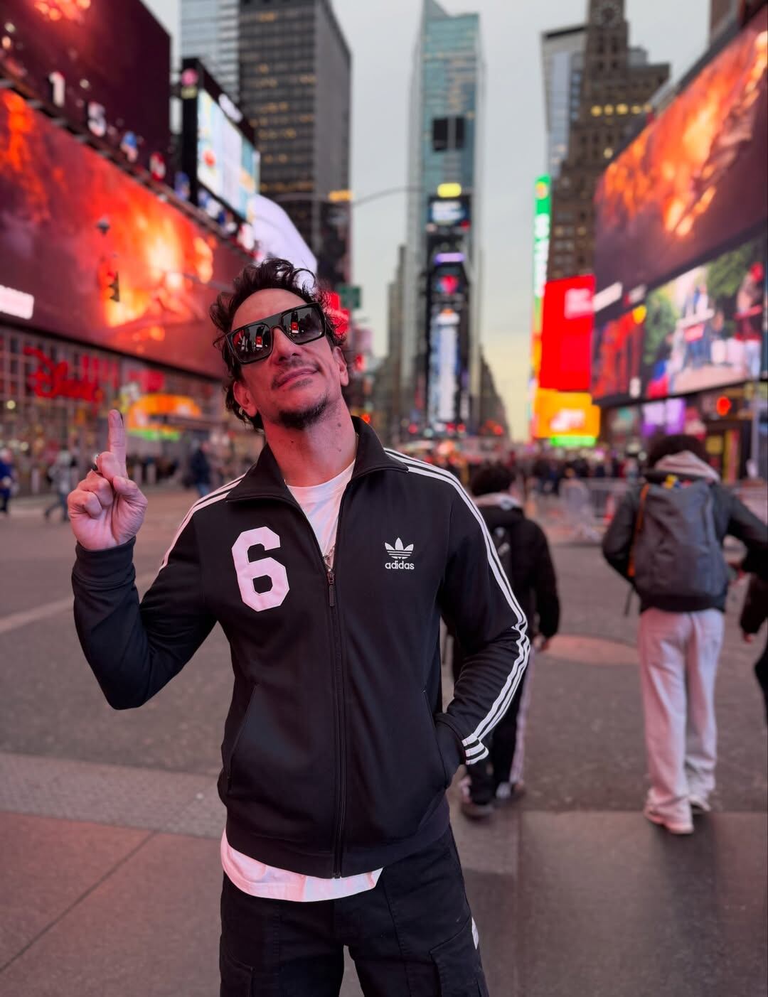 Durante su viaje a Nueva York, Nico Vázquez le rindió homenaje a su hermano Santiago, quien falleció en 2016 (Foto: Instagram @nicovazquezok)