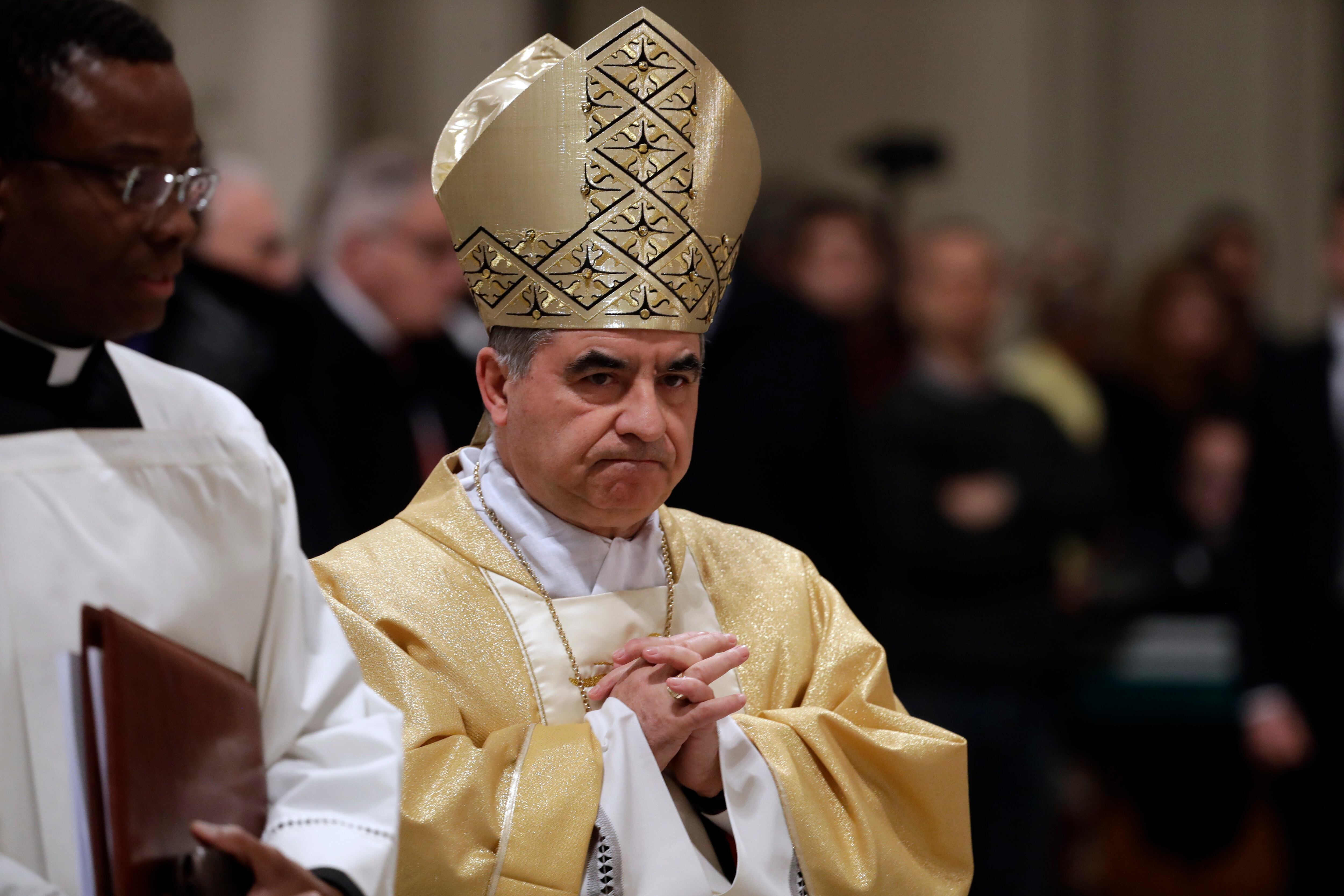 El cardenal Angelo Becciu, uno de los cuestionados por ECA