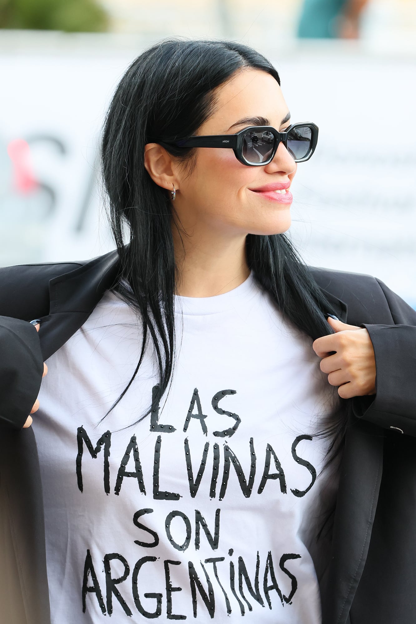 La cantante y actriz eligió para su llegada al festival una remera con una consigna histórica que volvió a cobrar fuerza durante el Mundial y que ella misma había compartido en sus redes después del triunfo argentino ante Inglaterra