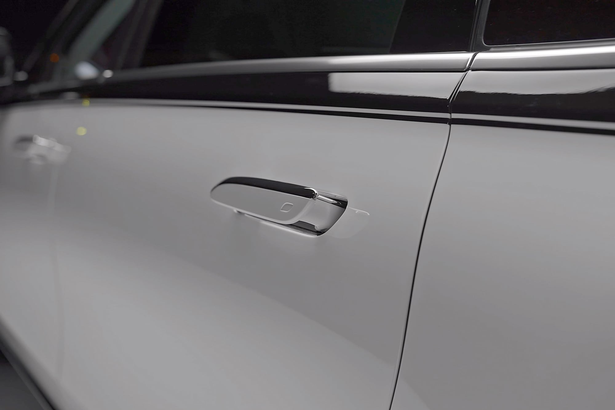 La eliminación de las manijas retráctiles entrará en vigencia el 1 de enero de 2027 para los modelos que se homologuen a partir de esa fecha