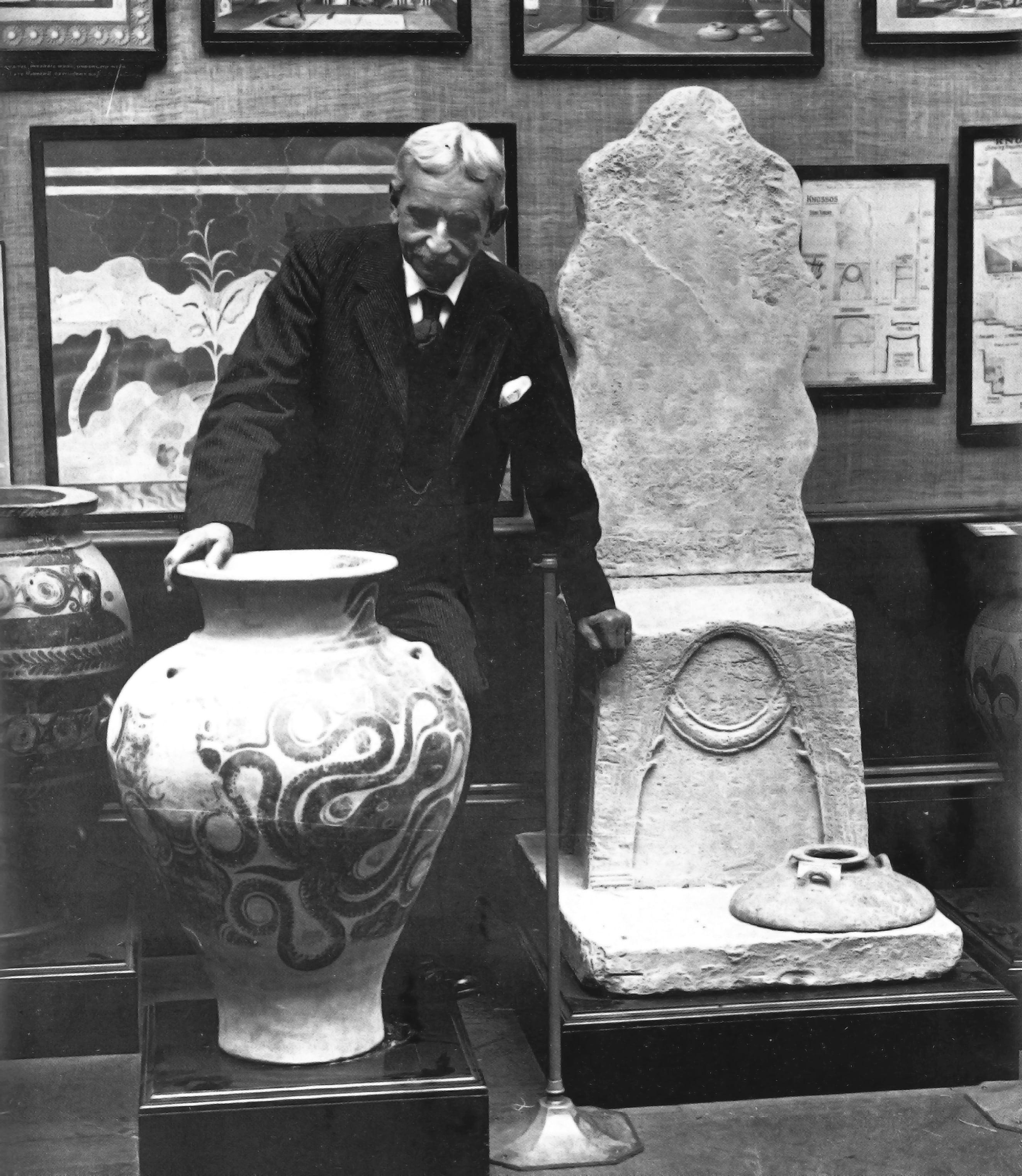 El arqueólogo Evans junto al trono y un jarrón de Cnosos cuando se exponían en un museo inglés