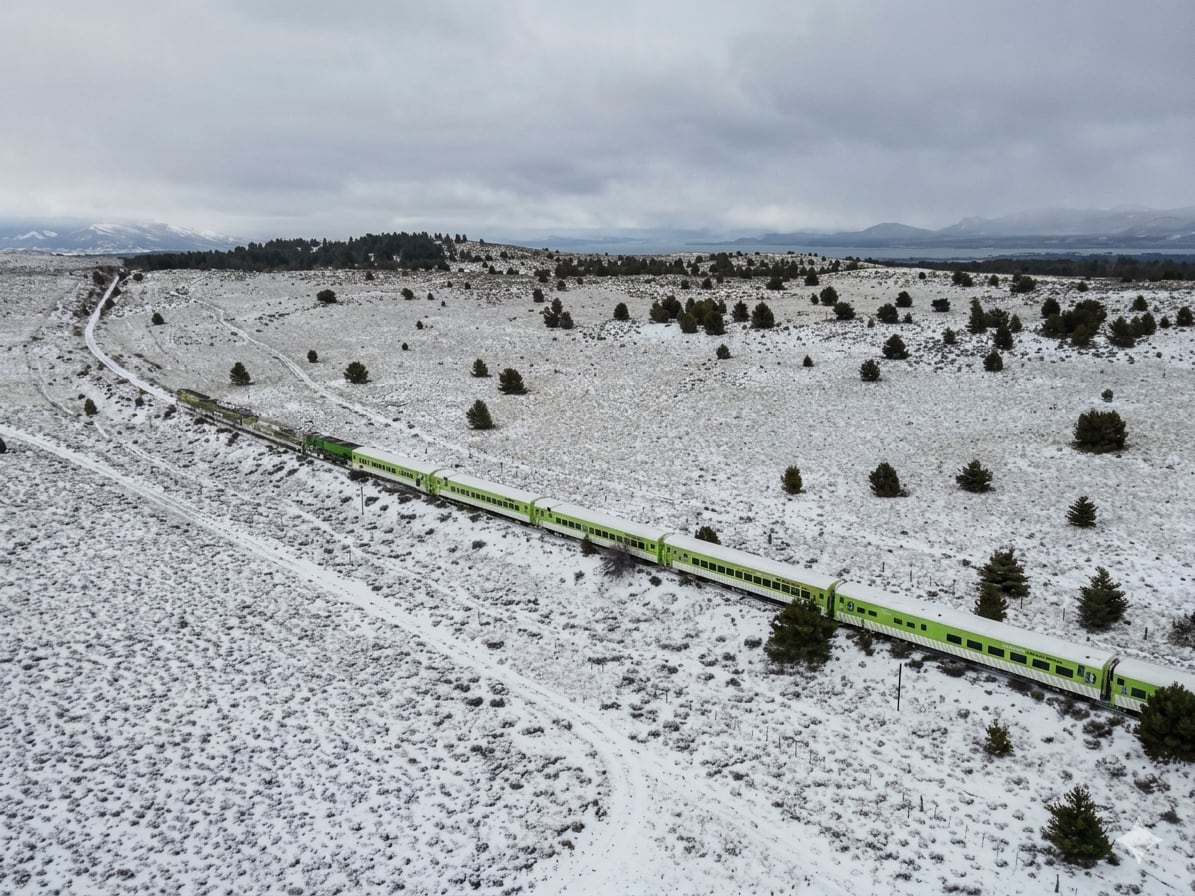 El tren atraviesa la estepa rionegrina, desde Viedma hasta Bariloche