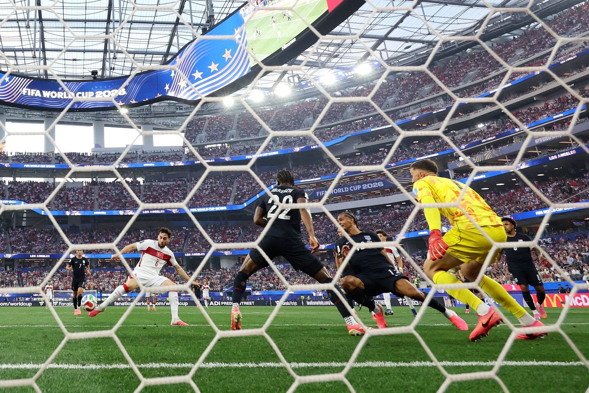 El segundo gol turco: Orkun Kokcu recibe dentro del área y desvía la pelota lejos del alcance de Turner (Photo by JAMIE SQUIRE / GETTY IMAGES NORTH AMERICA / Getty Images via AFP)