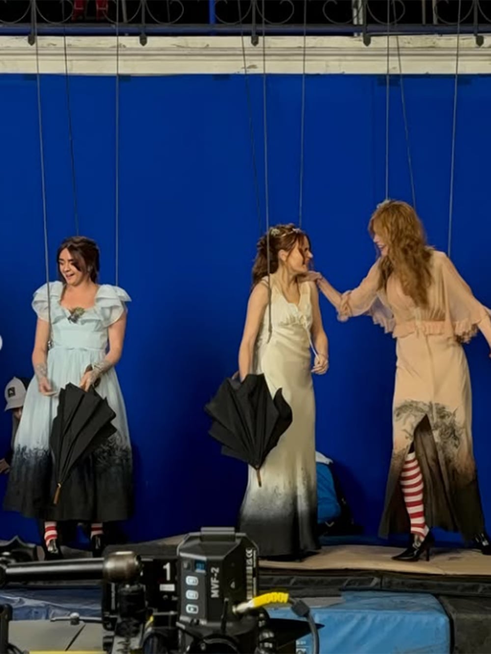 Williams, Bullock y Kidman, con arneses y con una pantalla azul de fondo