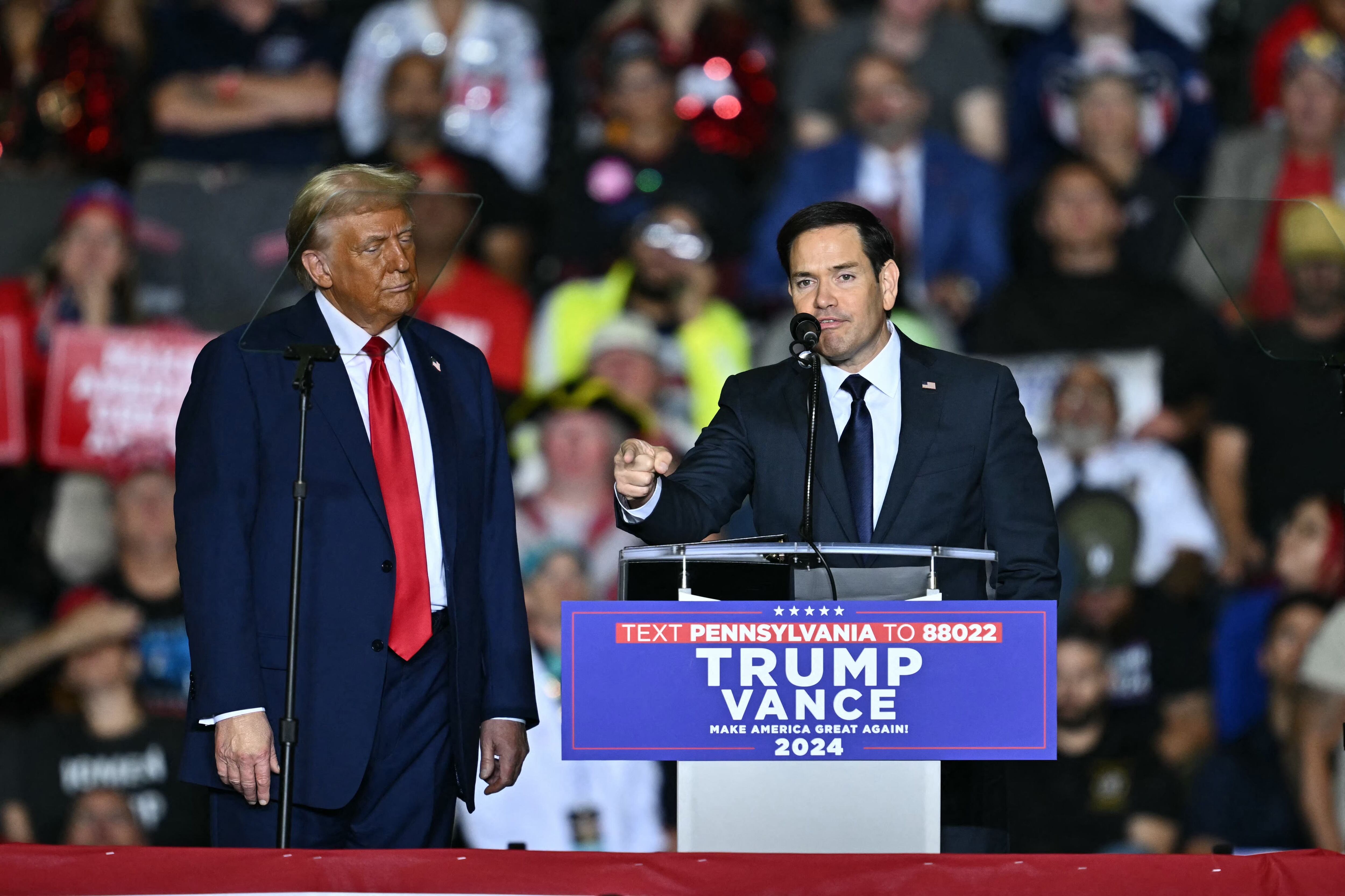 El senador estadounidense Marco Rubio, republicano de Florida, habla junto a Donald Trump