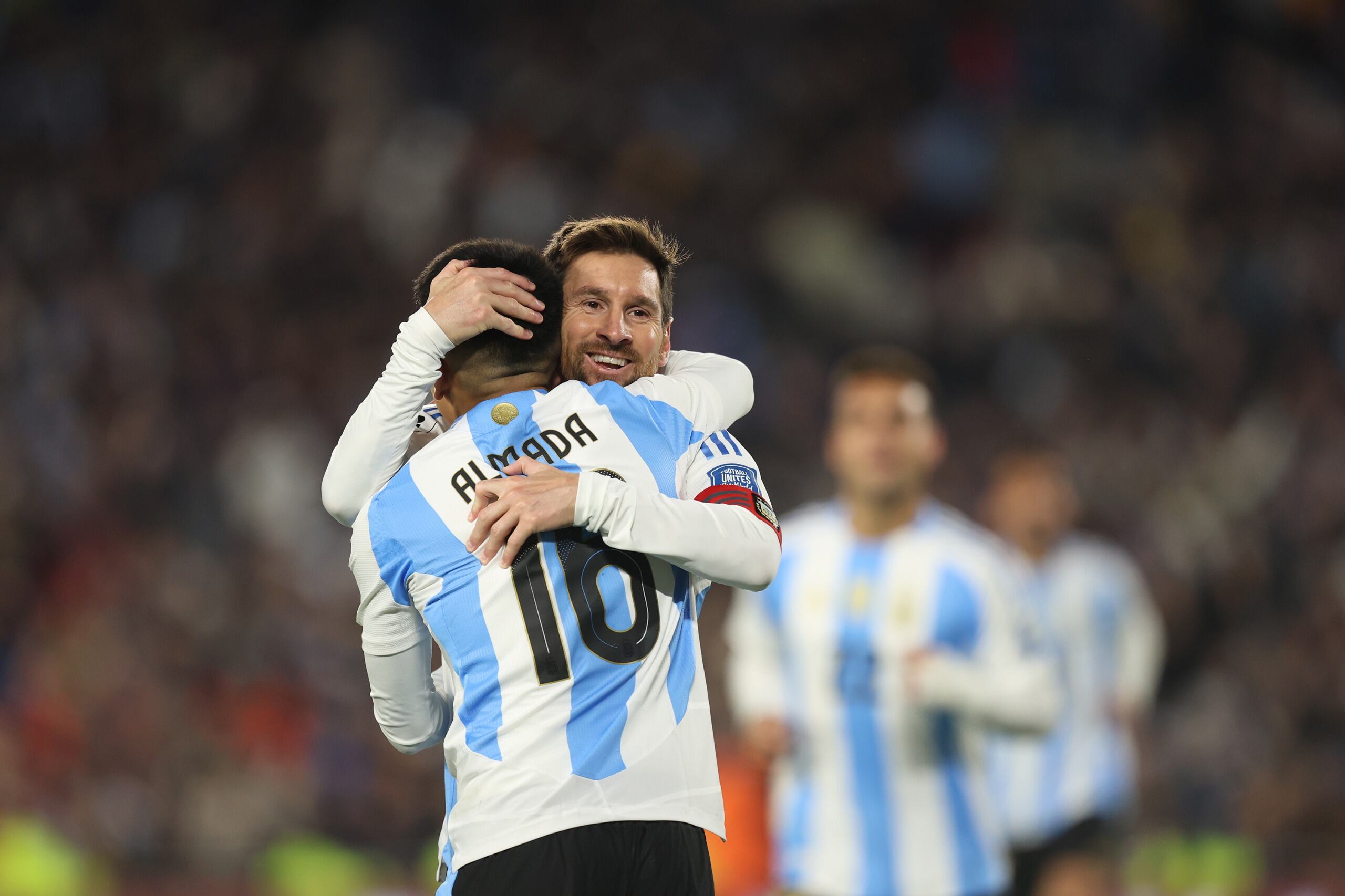 Lionel Messi festeja junto a Thiago Almada el tercer gol por las eliminatorias Sudamericanas
