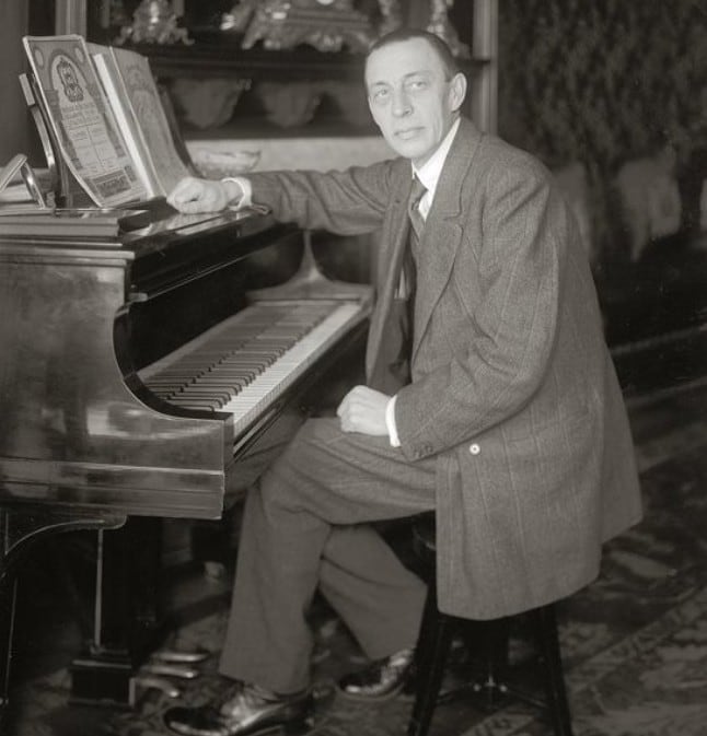 El pianista y compositor Serguéi Rajmáninov financió su estadía en el Garden City Hotel, en Long Island. Fue allí donde la mujer que hasta entonces había usado otros nombres quedó registrada por primera vez con el apellido Anderson