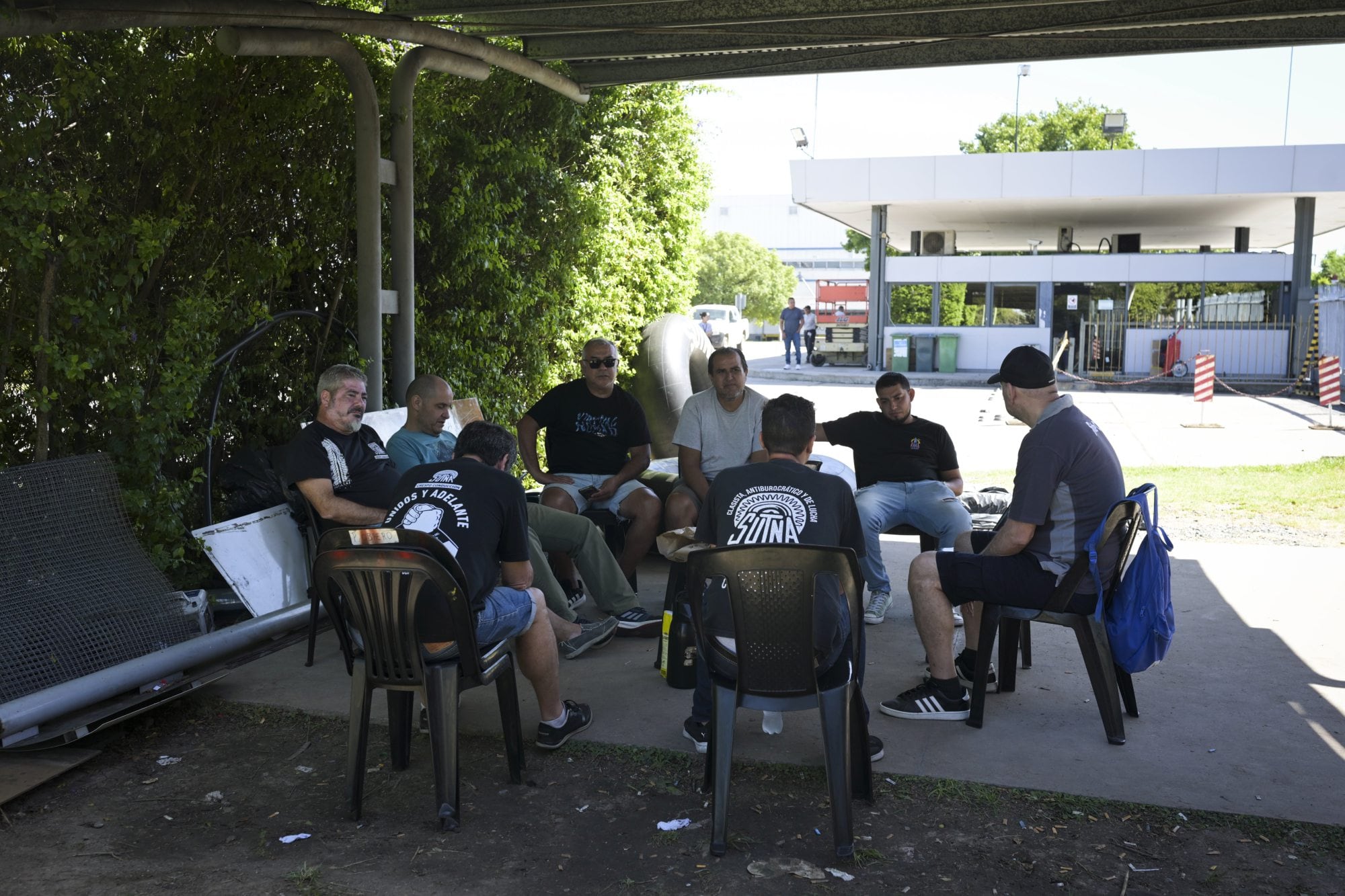 Trabajadores de la planta de Fate permanecen dentro del predio de la fabrica en resguardo de sus puestos de trabajo durante la conciliacion obligatoria dictada por el Ministerio de Trabajo.
