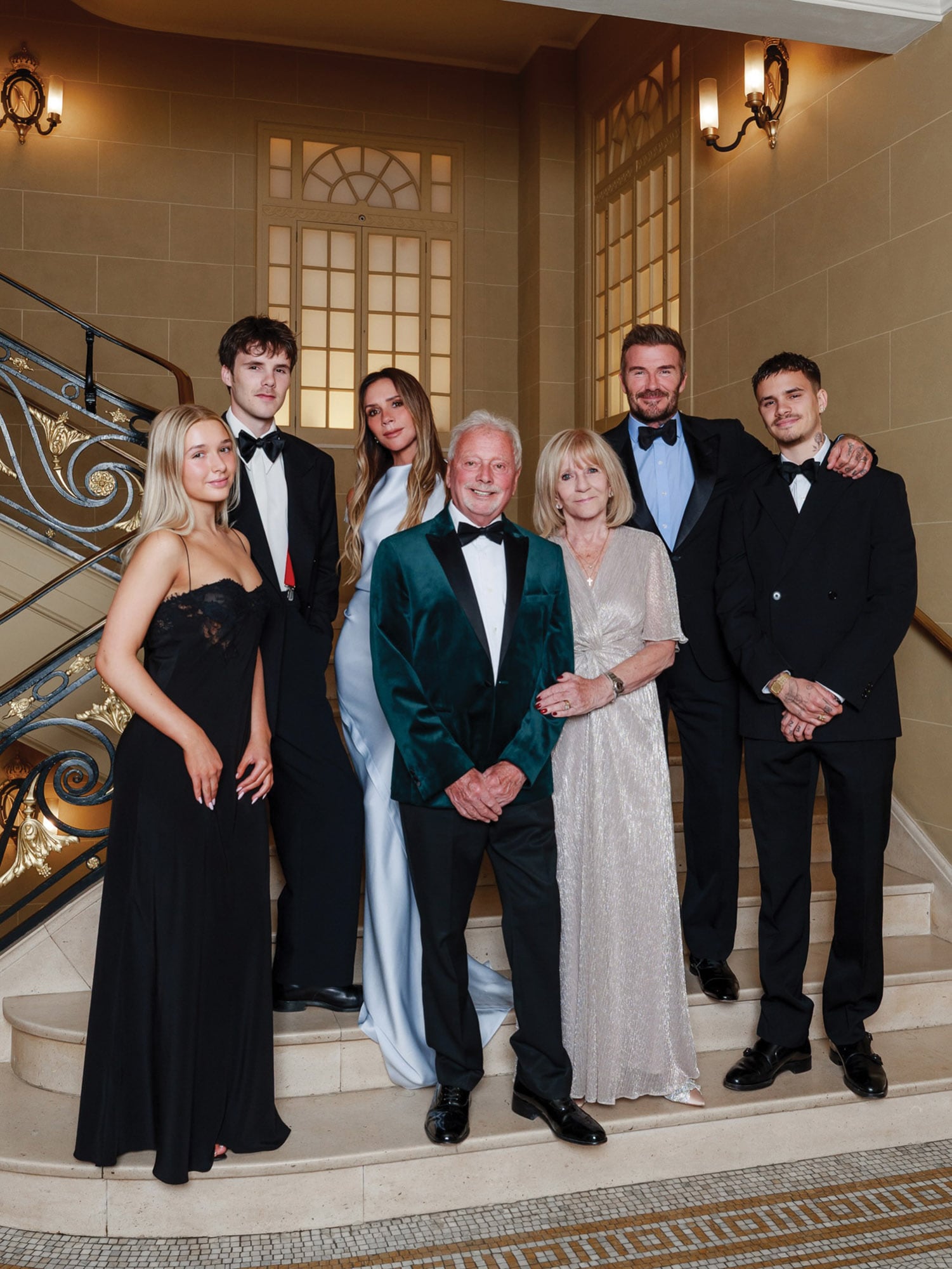 El retrato completo de los Beckham en las
escalinatas del lujoso Hotel Café
Royal... sin Brooklyn. De izquierda a derecha, Harper Seven, Cruz, Victoria, David y Romeo y, en el centro, el agasajado Tony Adams y su mujer, Jackie