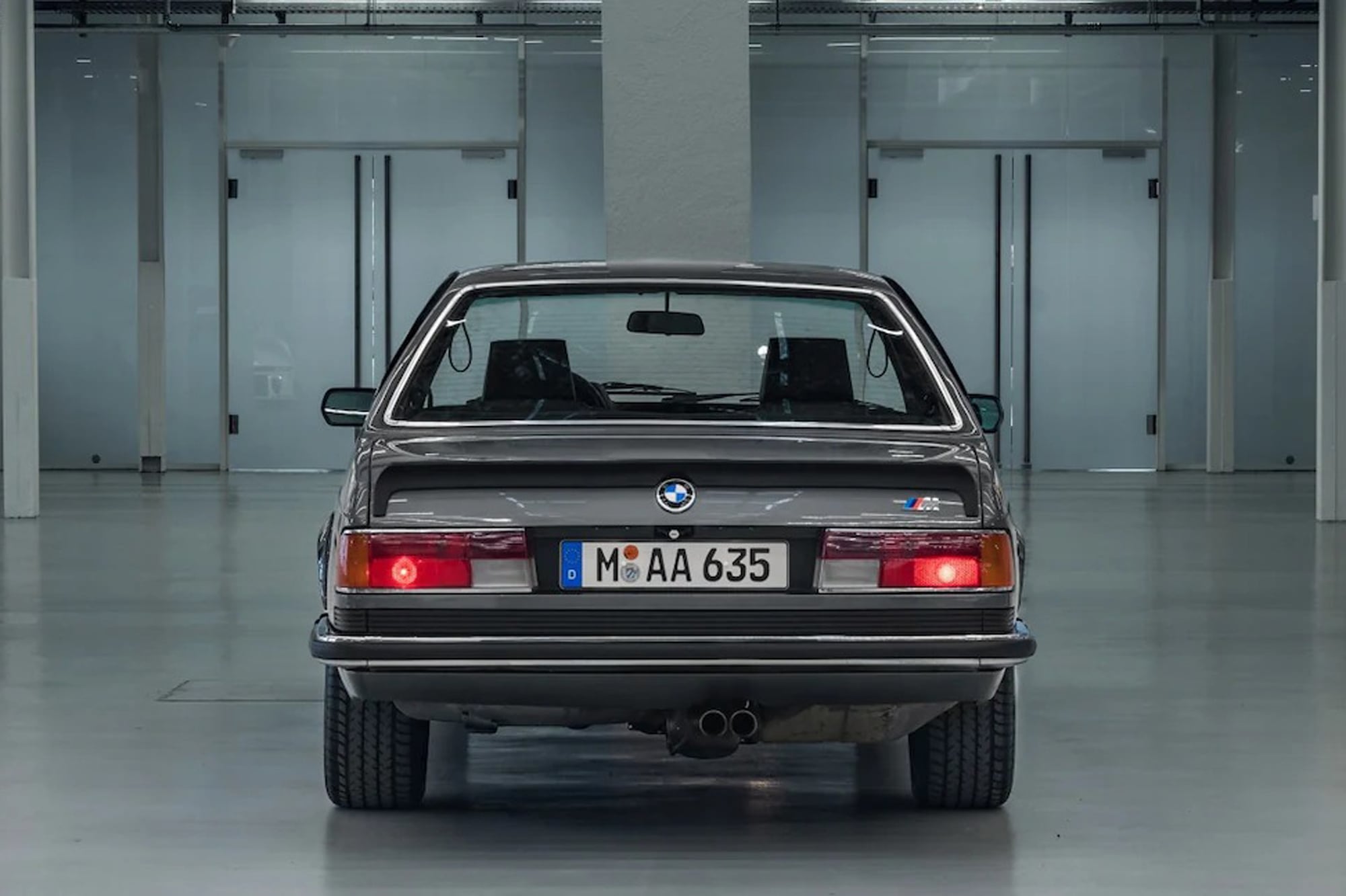 El jugador del Real Madrid apuesta por una estética retro para su nueva línea de ropa y este modelo va con ese tono