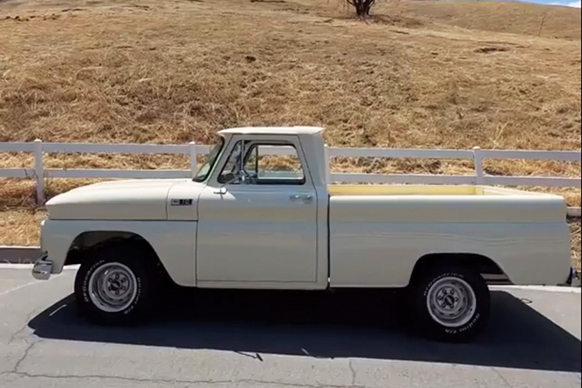 ¿Cuáles son sus preferidos? Kendall Jenner tiene una colección de autos valuada en más de 5 millones de dólares 10 CHEVROLET C10. De 1965, es “la” pick-up vintage. Se trata de un diseño icónico americano, de líneas rectas y elegantes, con caja larga