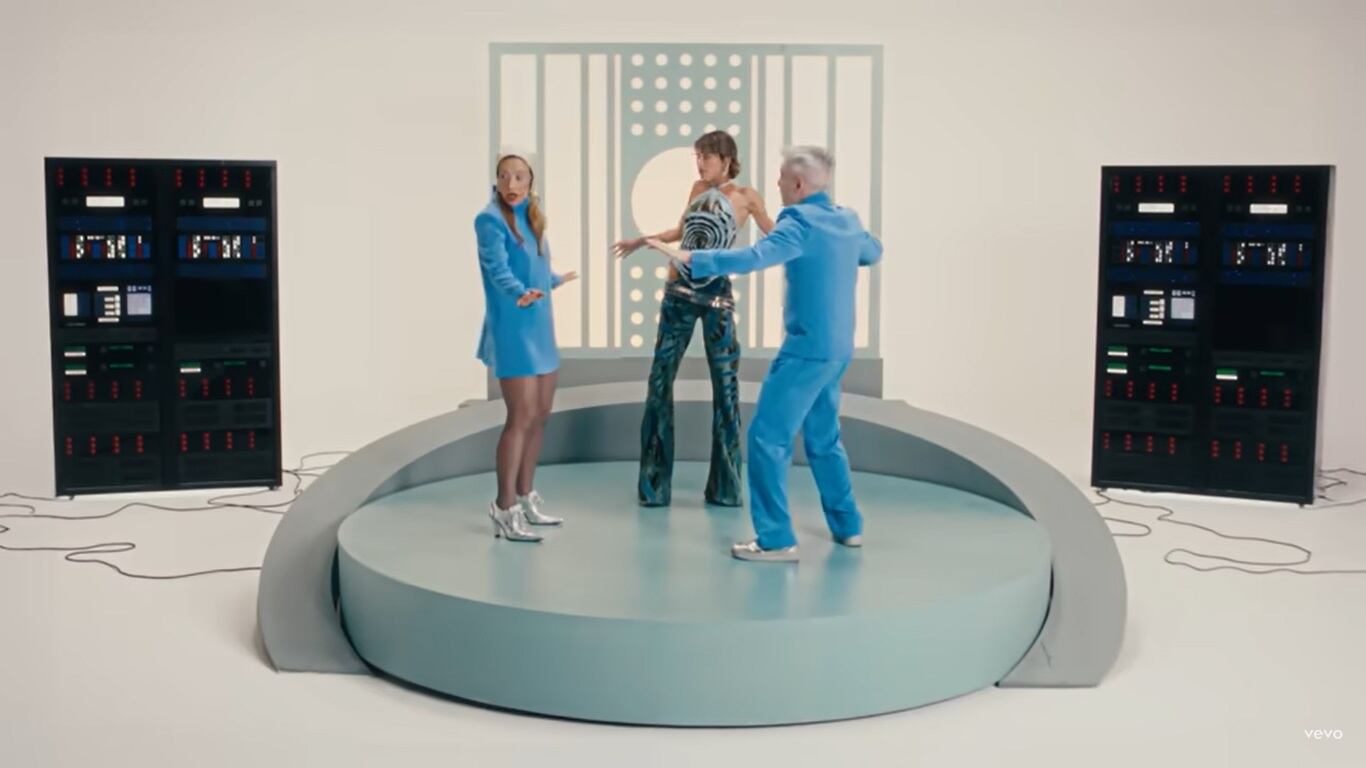 El videoclip se desarrolla en la recepción del hotel y en un centro de investigación extraterrestre