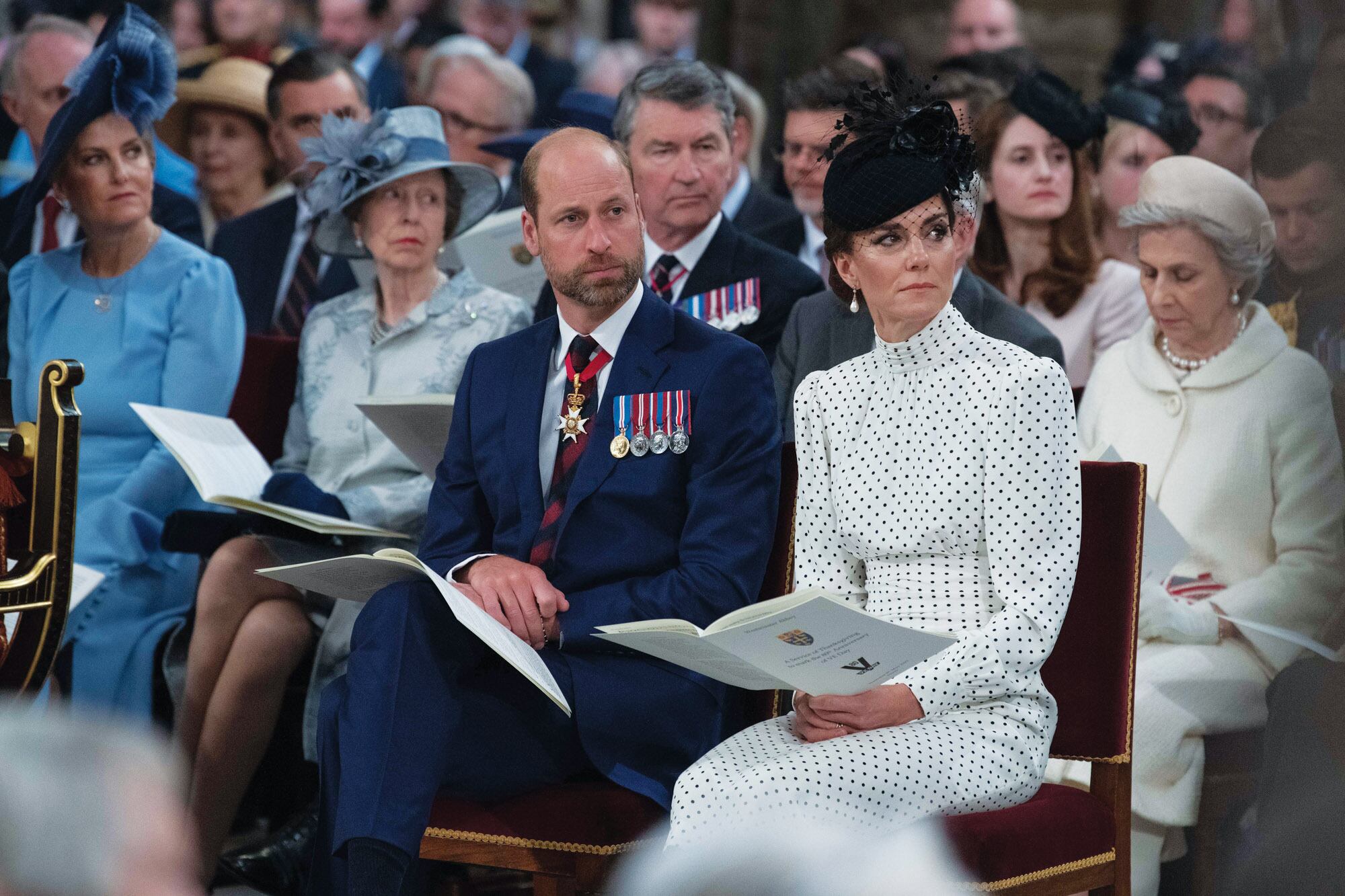 Un momento de la misa. Detrás de
Kate y William se ve a la duquesa de Edimburgo y
a la princesa real Ana acompañada por su marido,
sir Timothy Laurence.