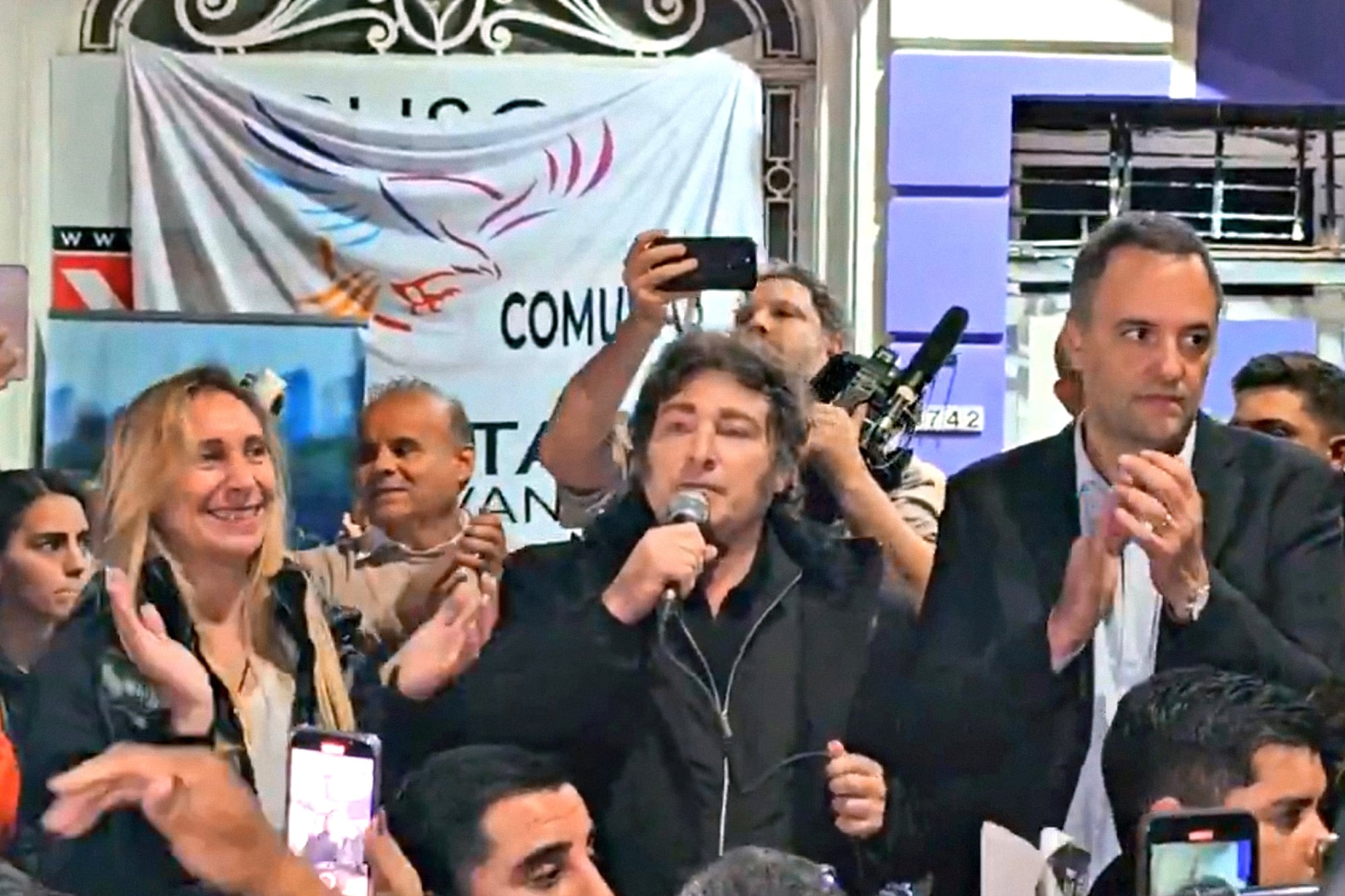 Acto de Manuel Adorni en Villa Lugano, junto a Karina y Javier Milei