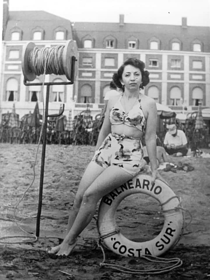 El “Átomo”, el traje de baño de dos piezas que cubría el ombligo, llega a la Argentina. Mar del Plata: 1954