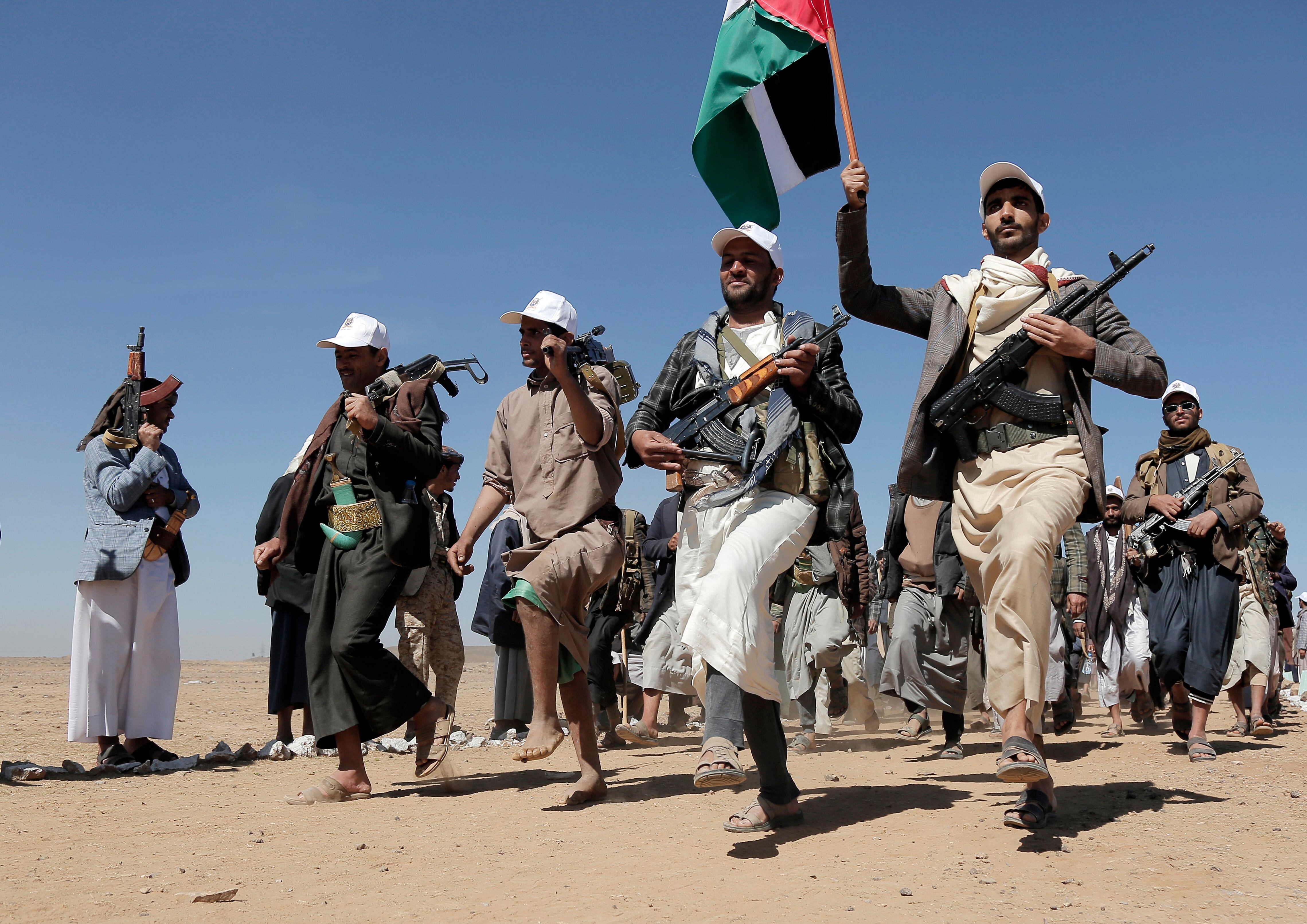 Combatientes hutíes marchan en las afueras de Saná, la capital de Yemen (Archivo)