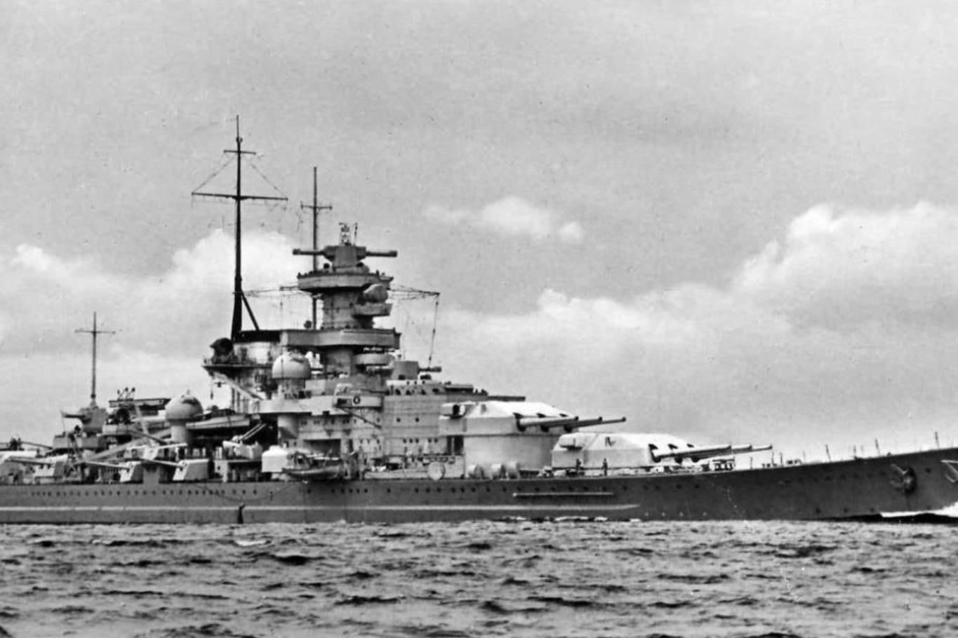 Acorazado Schanhorst donde Heinz Scheringer era jefe de la torreta principal “Cesar” armada con 3 cañones de 280mm