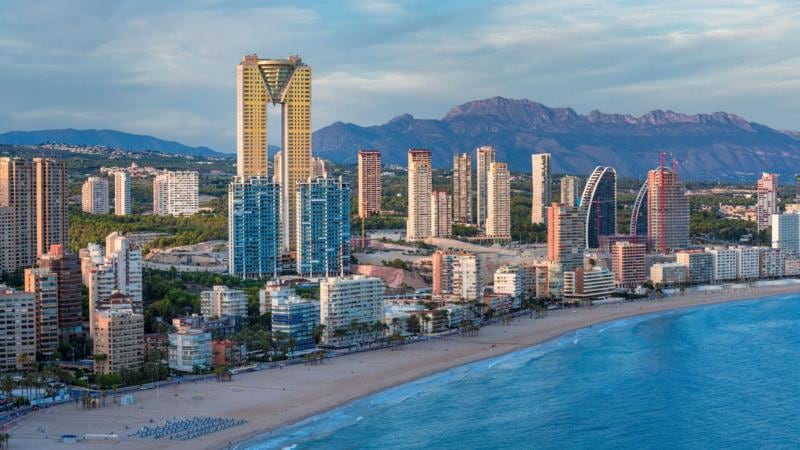 Construyeron un rascacielos de 200 metros de altura y se olvidaron el hueco del ascensor