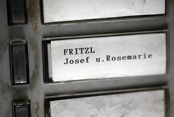 El timbre con los nombres de Josef y su esposa Rosemarie, en la casa de Amstatten, en donde mantuvo cautiva a su hija hasta los 42 años (Getty Images)