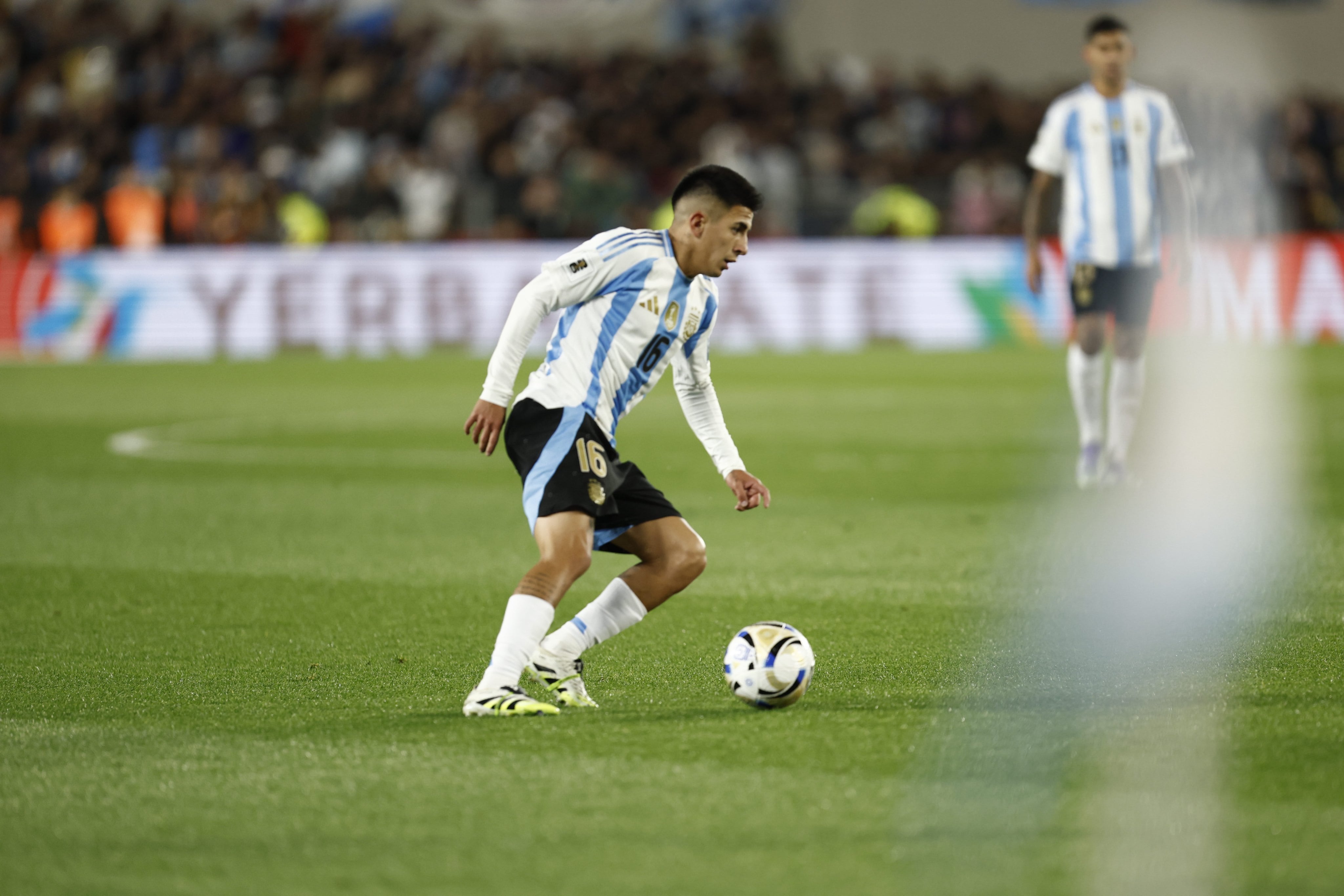 Almada asistió a Julián Álvarez y Lionel Messi en el 3 a 0 sobre Venezuela