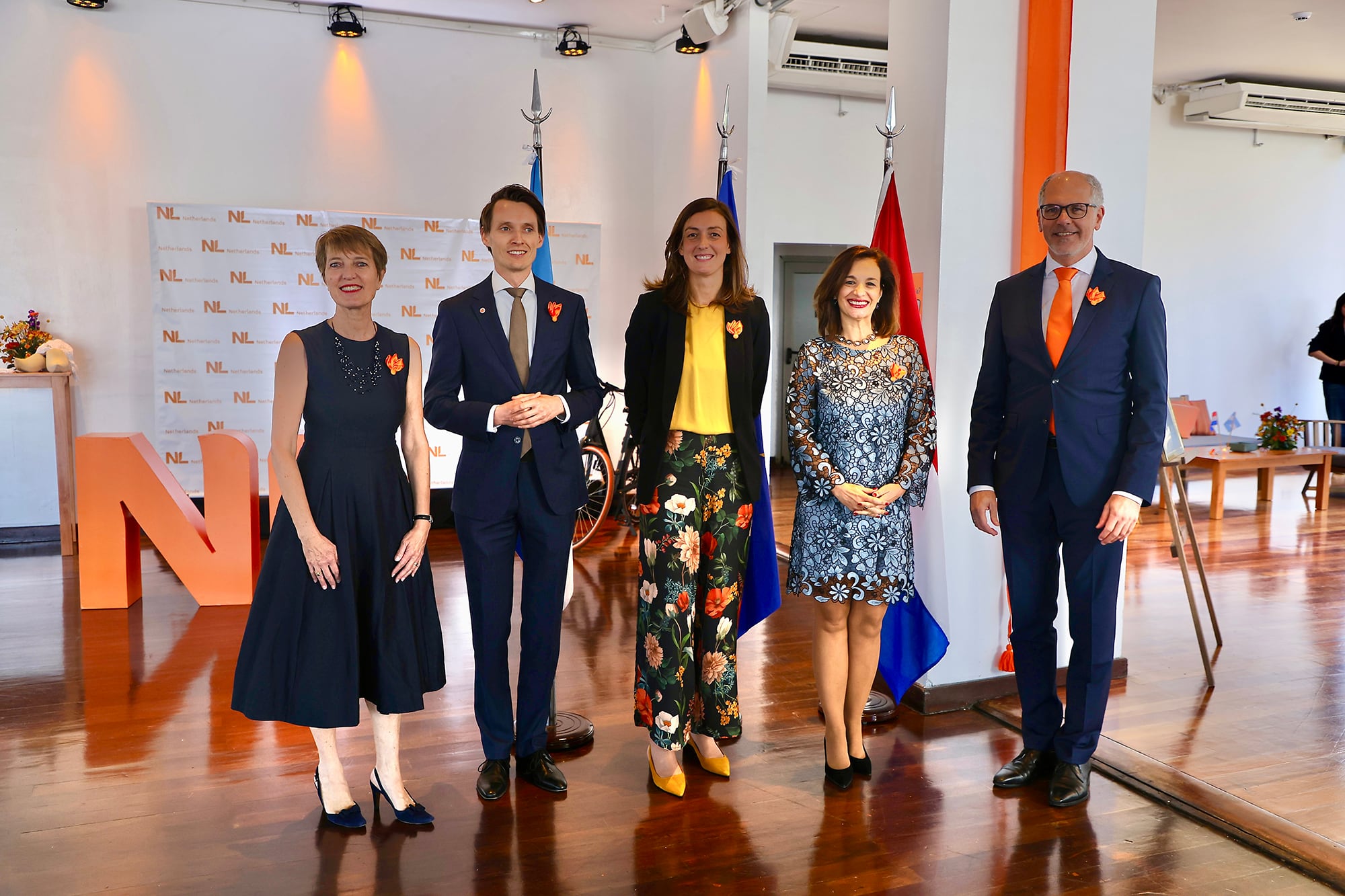 Wilma Blok, Lucas du Pré y Nadji Bilik junto al embajador y su esposa. Las autoridades de la embajada en el festejo en el Yacht Club
