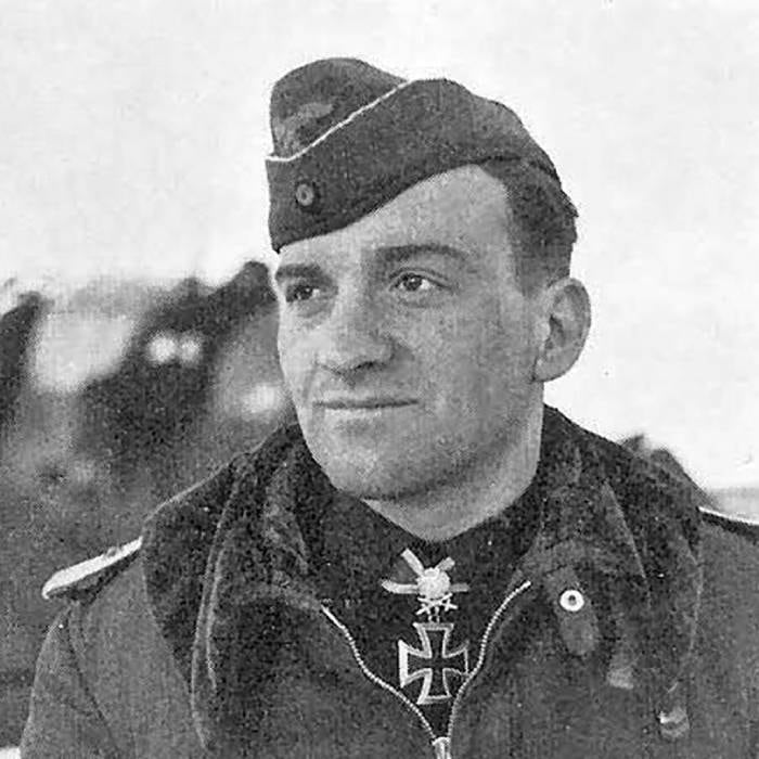 El as de la aviación alemana, ferviente defensor del nazismo, que contrató Perón para fabricar el Pulqui II 12 Hans Ulrich Rudel fue un as de la Luftwaffe que luego de la guerra se instaló en la Argentina