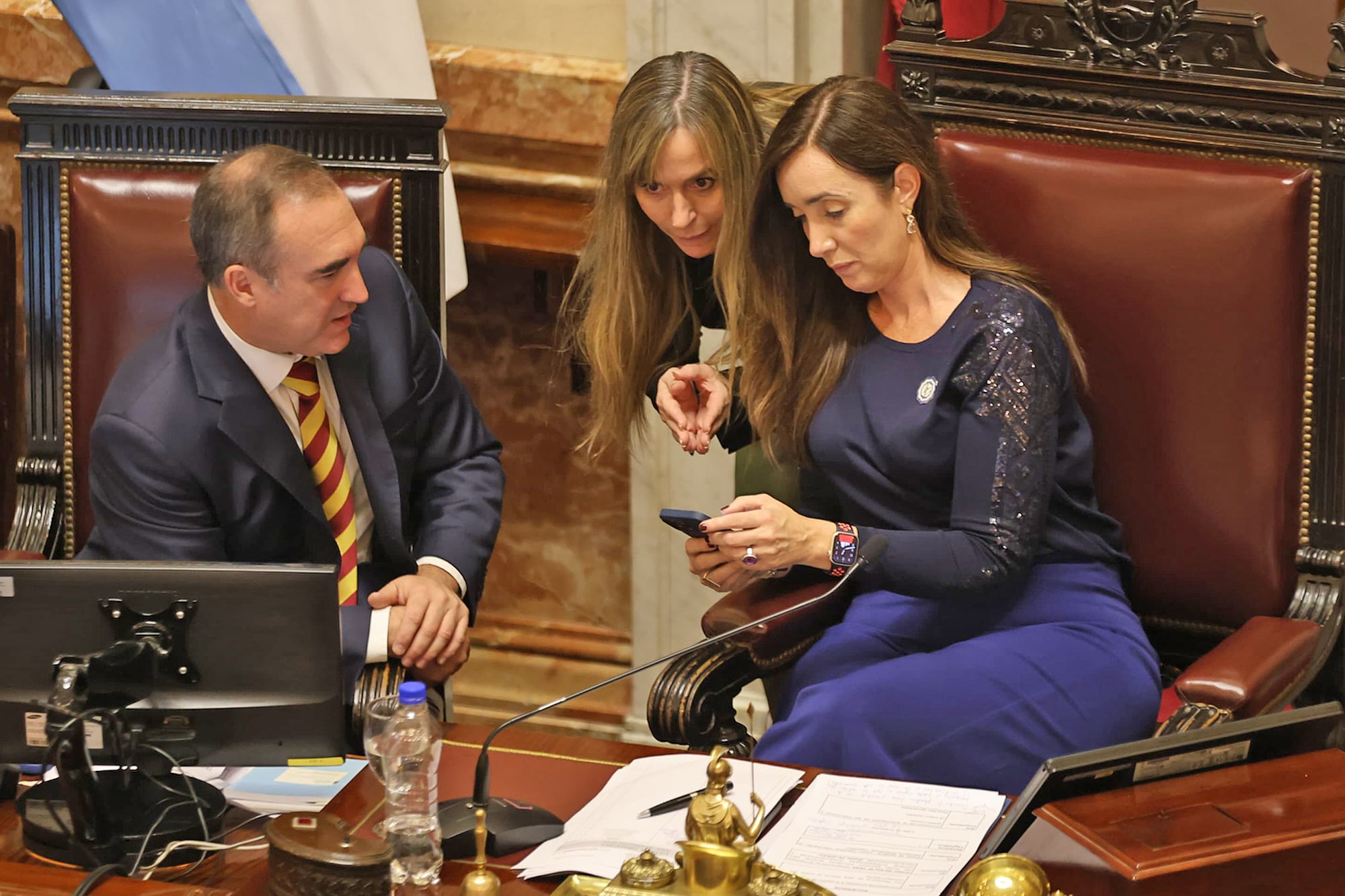 La kirchnerista Juliana Di Tullio conversa con la vicepresidenta Victoria Villarruel durante la polémica sesión en la que los senadores se aumentaron las dietas