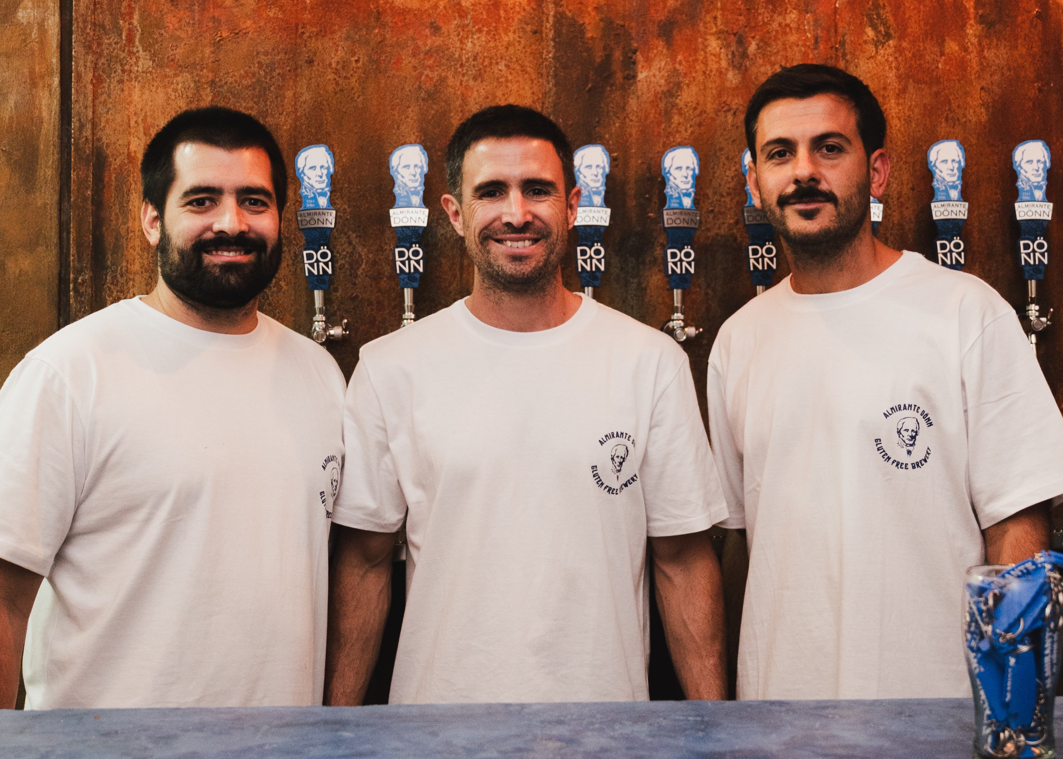 Juan Pedro Barcalde y Facundo Erdocia, celíaco desde los 13 años, crearon una cerveza artesanal sin gluten que ganó vaias medallas