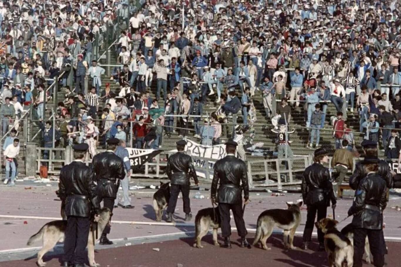 La gente del sector Z huyó hacia donde pudo para escapar del ataque de los barras del Liverpool y cuando querían ir hacia el campo de juego, al principio la policía los reprimía